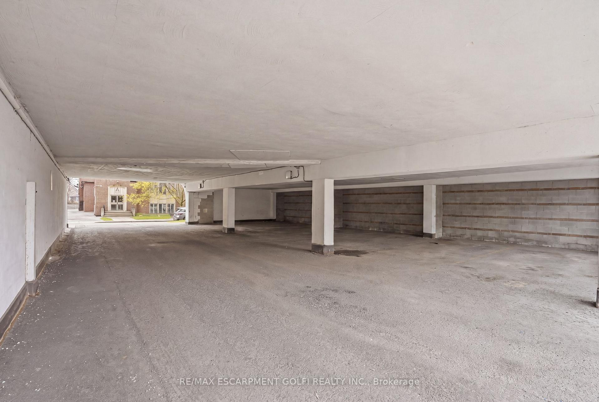 Photo 21 of Unit 303, 30 Summit Abbey, Hamilton, Eastmount — HOMEH