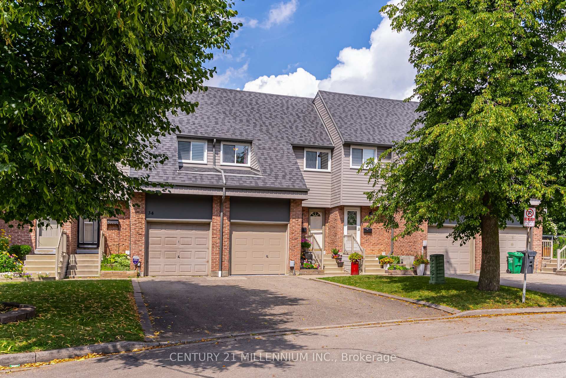 Photo 2 of 35 Tara Park Crescent, Brampton, Brampton North — HOMEH