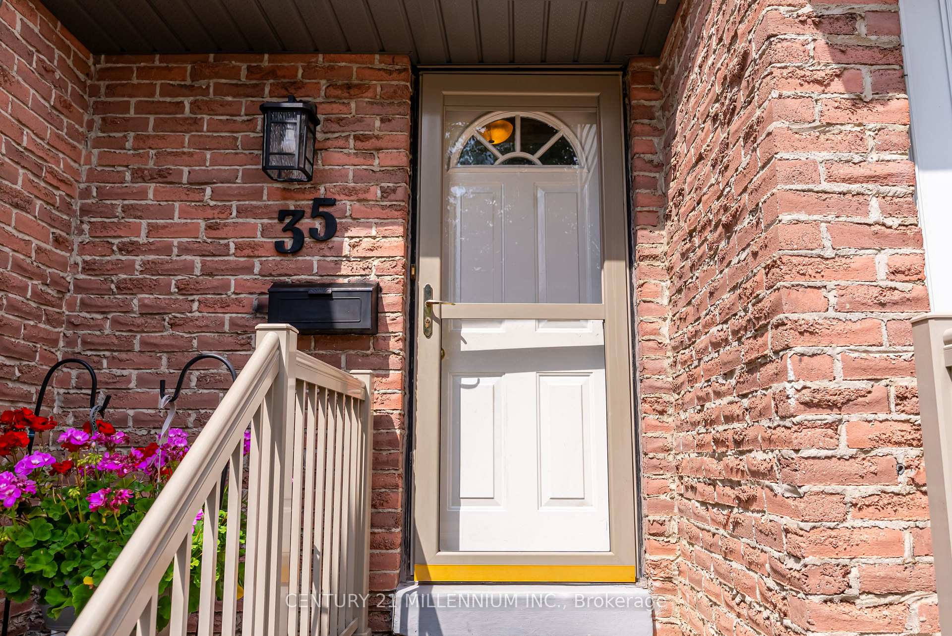 Photo 3 of 35 Tara Park Crescent, Brampton, Brampton North — HOMEH