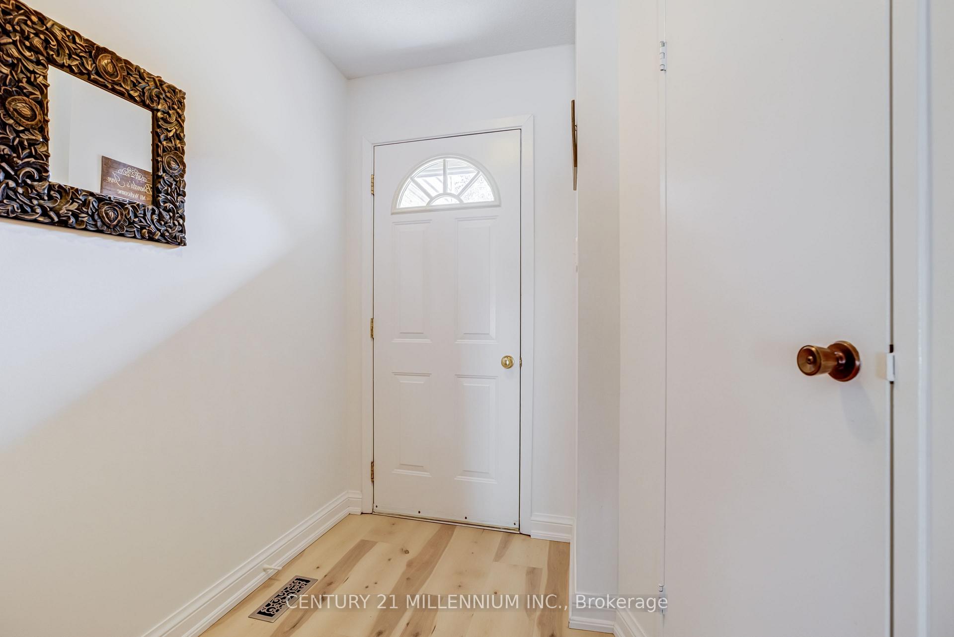 Photo 4 of 35 Tara Park Crescent, Brampton, Brampton North — HOMEH