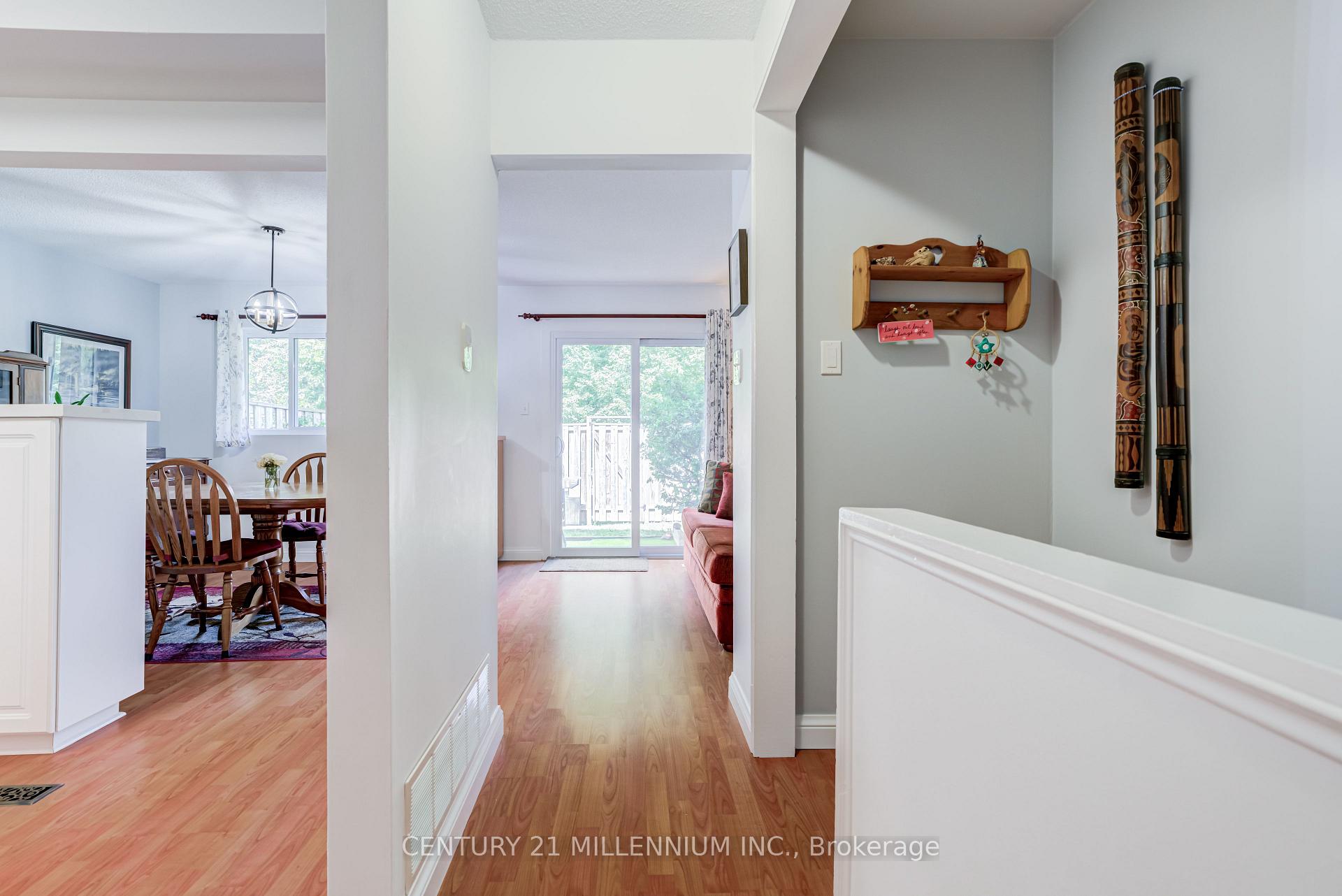 Photo 5 of 35 Tara Park Crescent, Brampton, Brampton North — HOMEH
