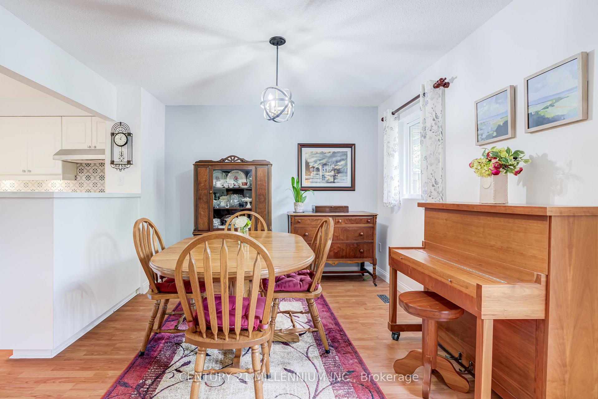 Photo 8 of 35 Tara Park Crescent, Brampton, Brampton North — HOMEH