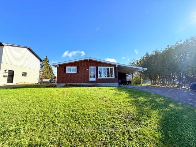 Photo 2 of 29 Seaborne Crescent, Kapuskasing — HOMEH