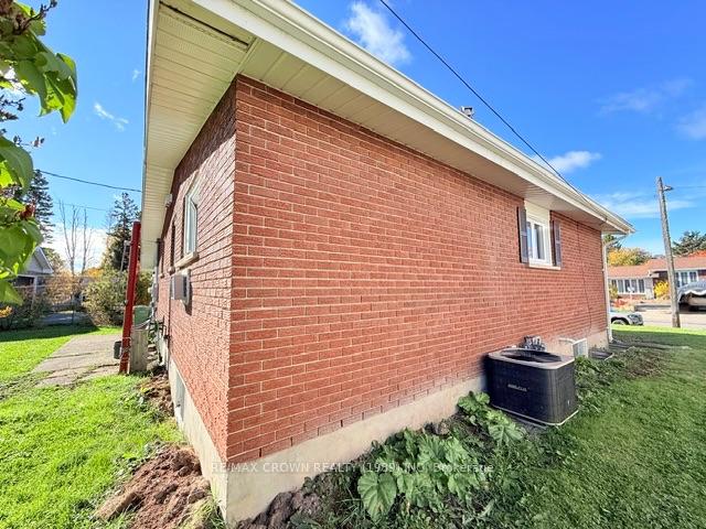 Photo 9 of 29 Seaborne Crescent, Kapuskasing — HOMEH