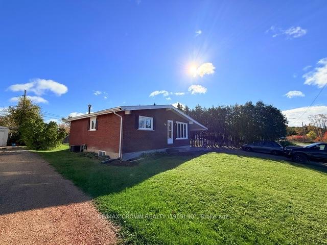Photo 10 of 29 Seaborne Crescent, Kapuskasing — HOMEH