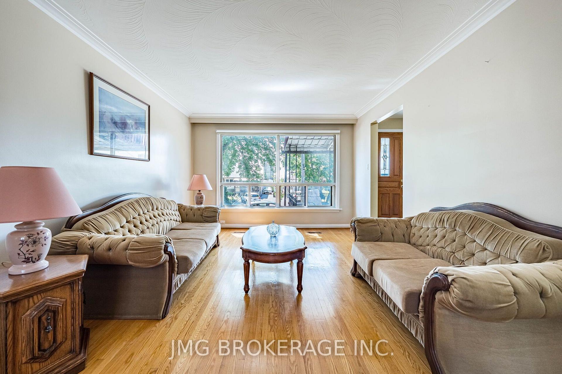 Photo 6 of 53 Foxrun Avenue, North York, Downsview-Roding-CFB — HOMEH