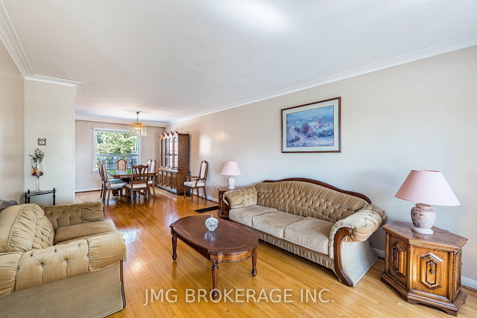 Photo 5 of 53 Foxrun Avenue, North York, Downsview-Roding-CFB — HOMEH