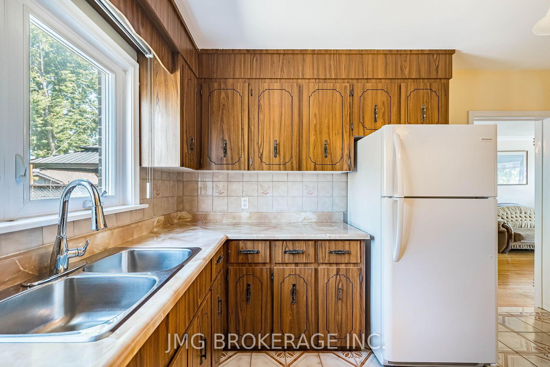 Photo 8 of 53 Foxrun Avenue, North York, Downsview-Roding-CFB — HOMEH