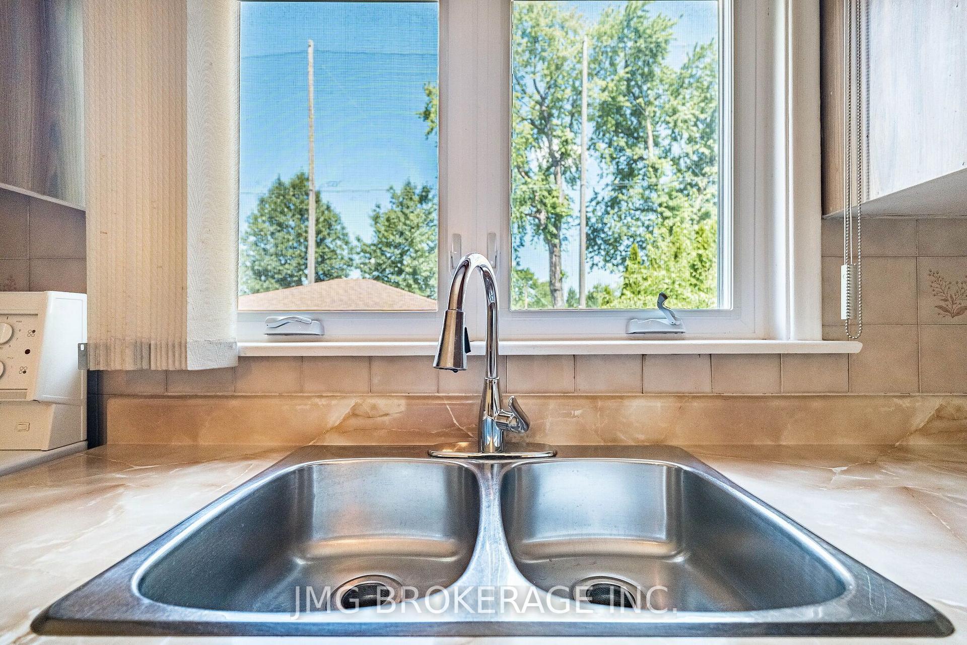 Photo 9 of 53 Foxrun Avenue, North York, Downsview-Roding-CFB — HOMEH