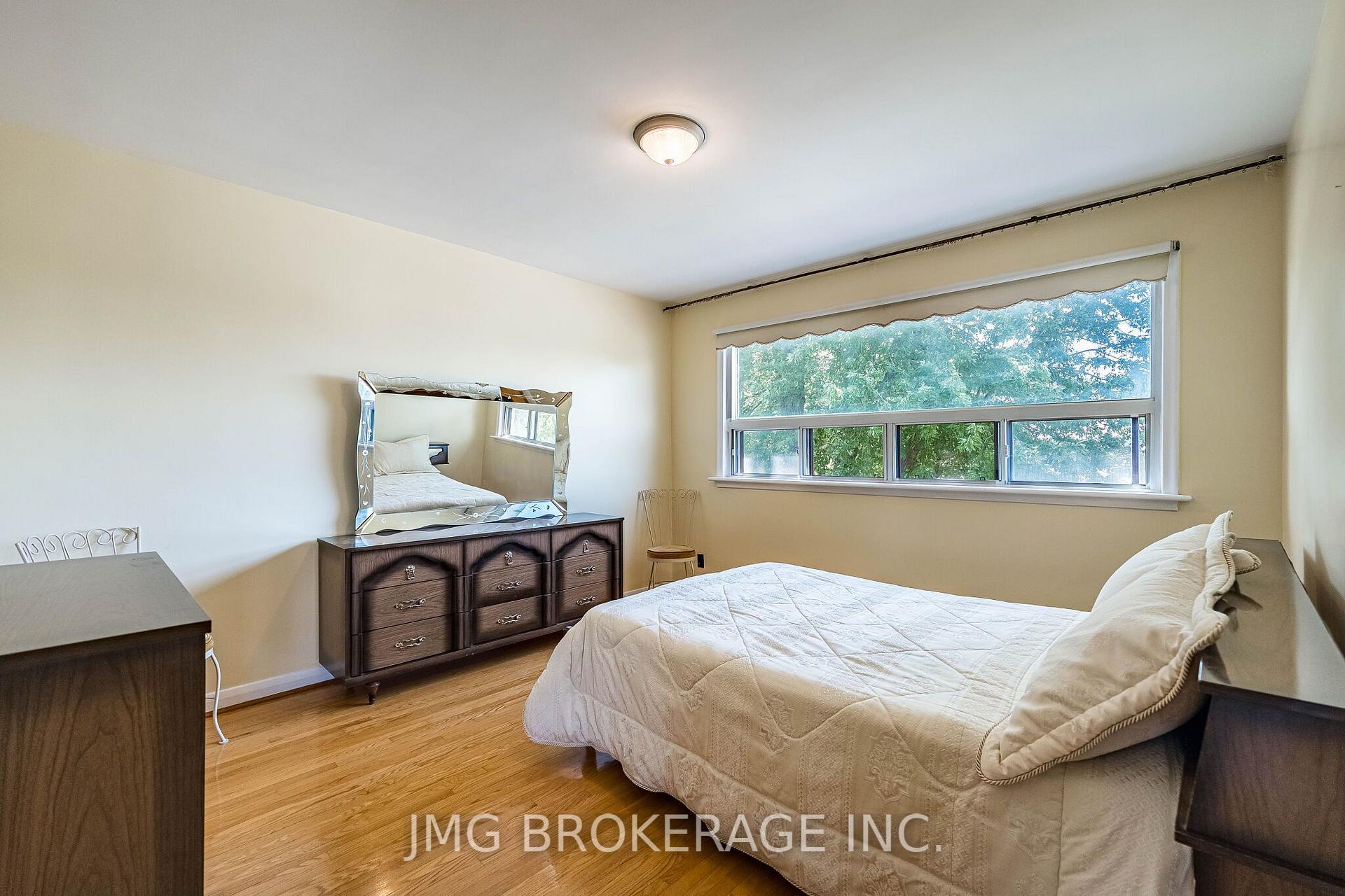 Photo 10 of 53 Foxrun Avenue, North York, Downsview-Roding-CFB — HOMEH