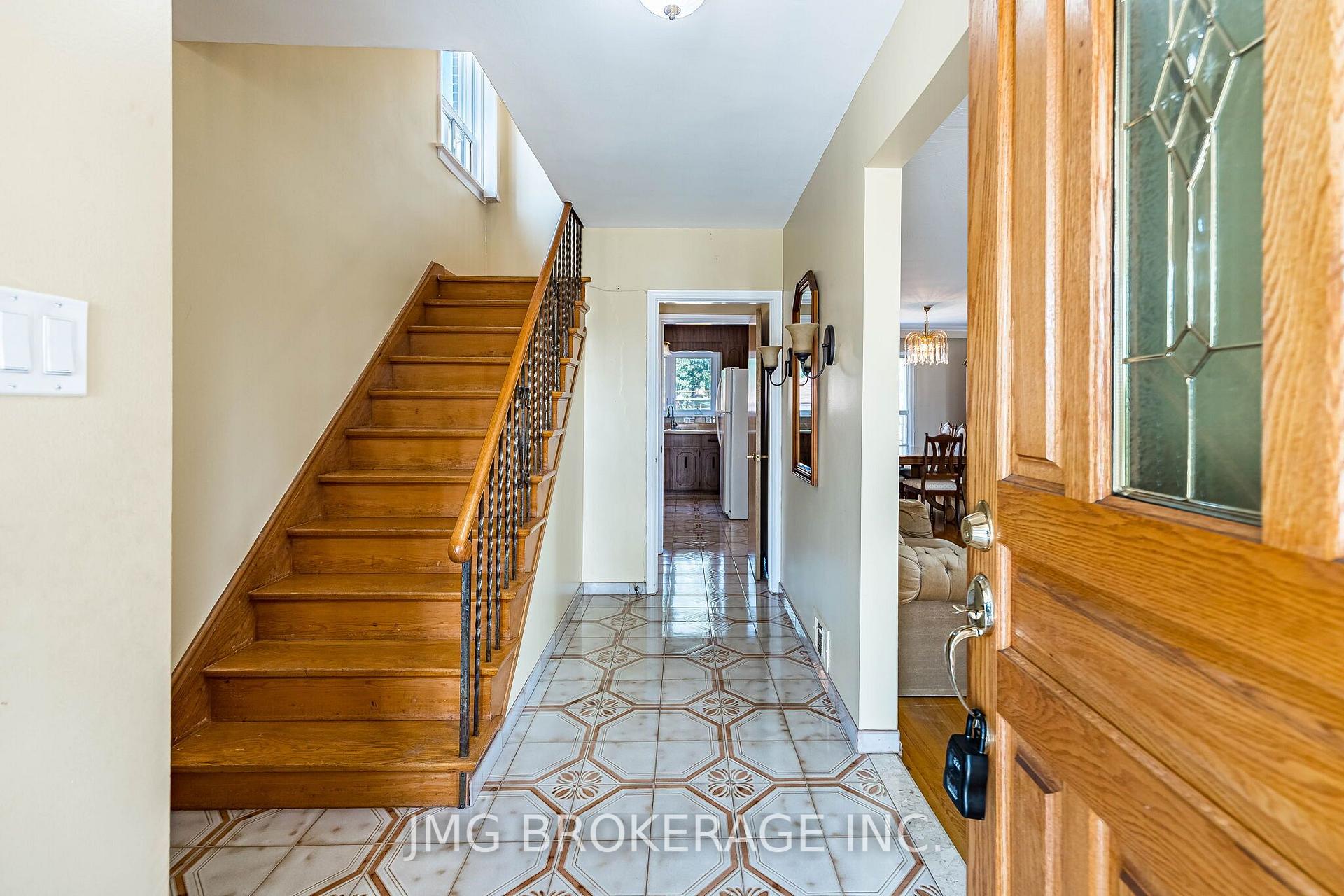 Photo 11 of 53 Foxrun Avenue, North York, Downsview-Roding-CFB — HOMEH