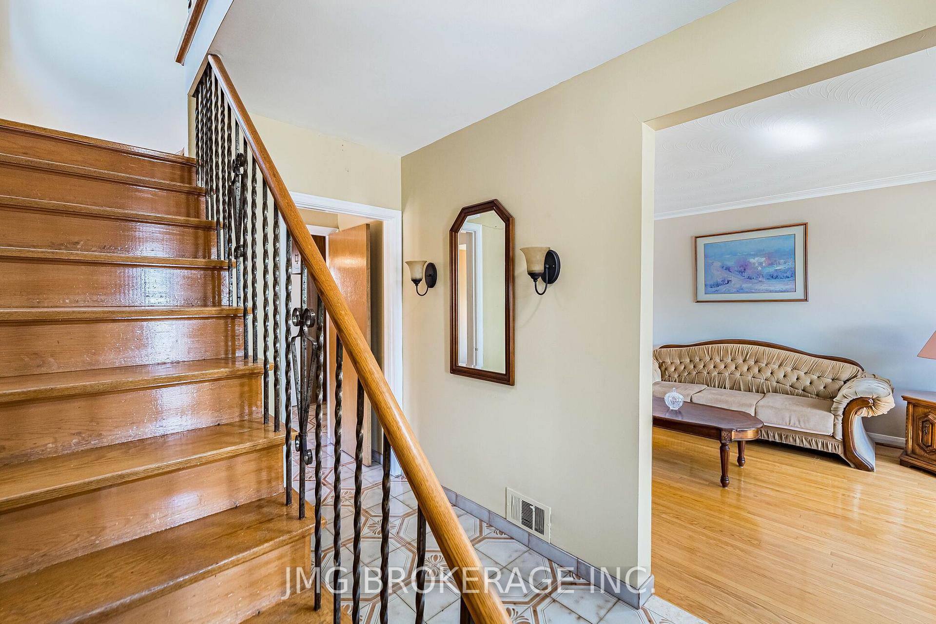 Photo 12 of 53 Foxrun Avenue, North York, Downsview-Roding-CFB — HOMEH