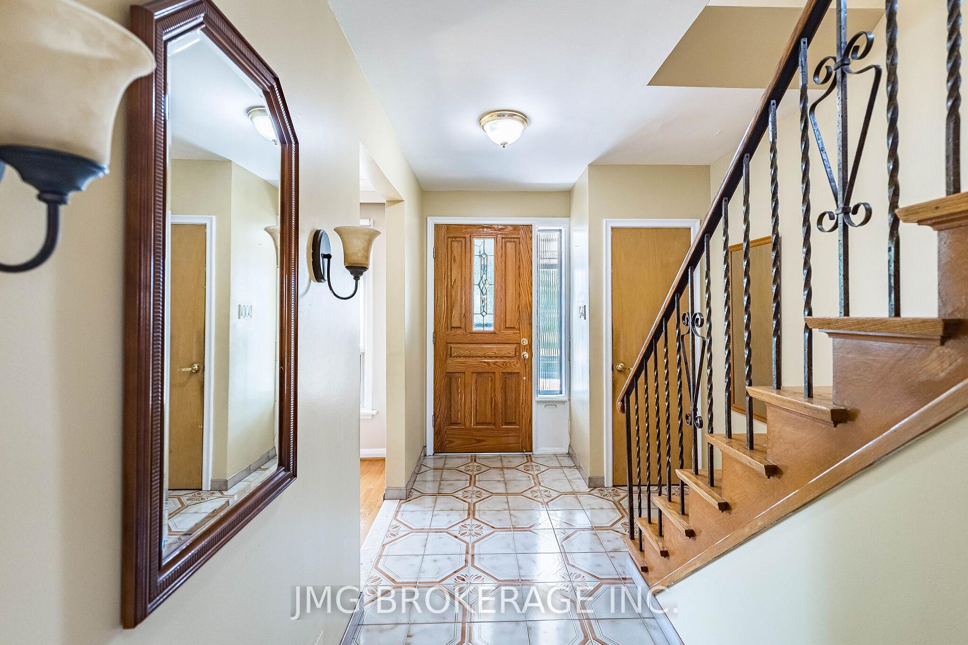 Photo 13 of 53 Foxrun Avenue, North York, Downsview-Roding-CFB — HOMEH