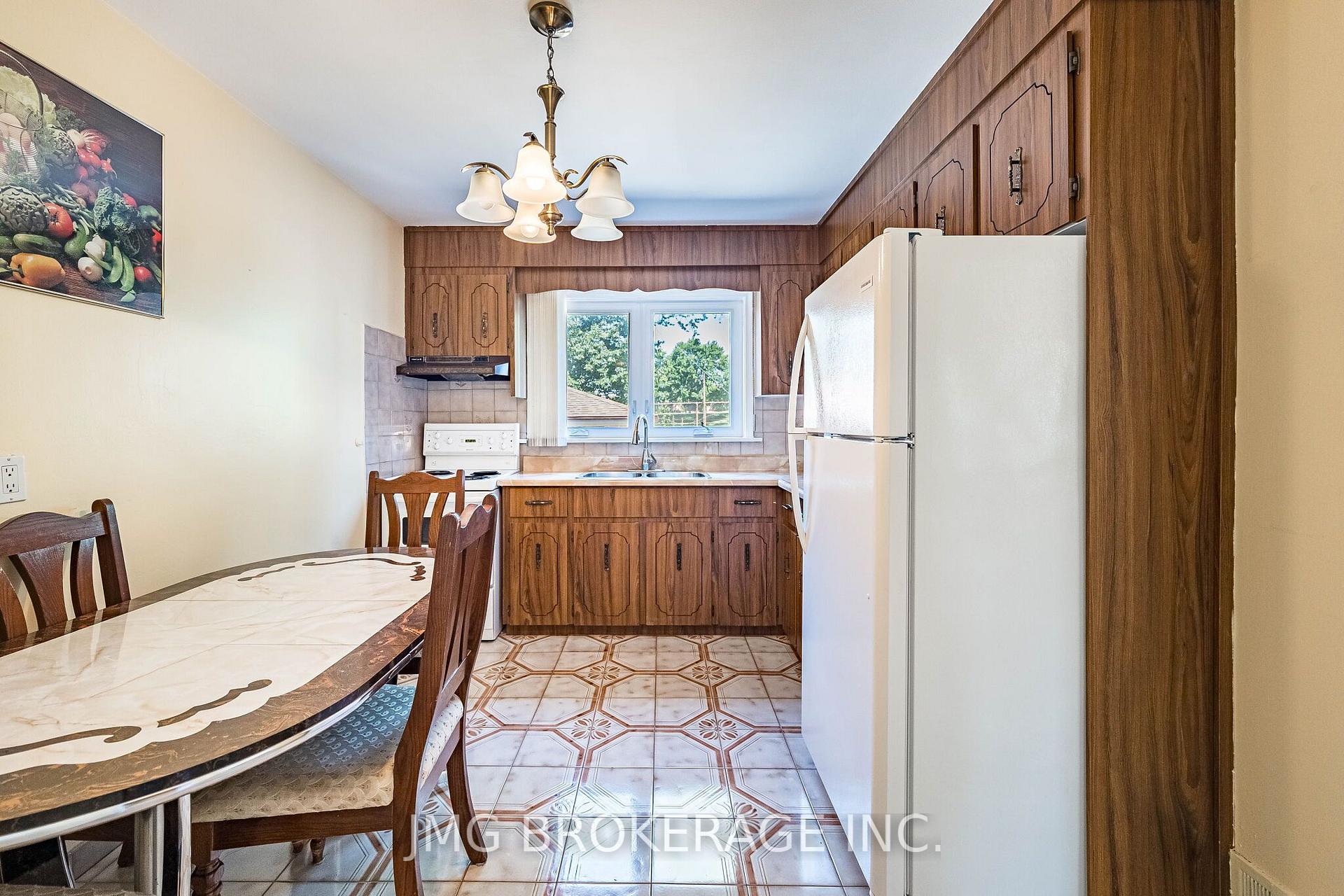 Photo 15 of 53 Foxrun Avenue, North York, Downsview-Roding-CFB — HOMEH