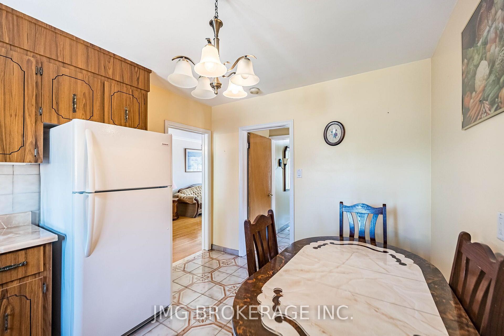 Photo 16 of 53 Foxrun Avenue, North York, Downsview-Roding-CFB — HOMEH
