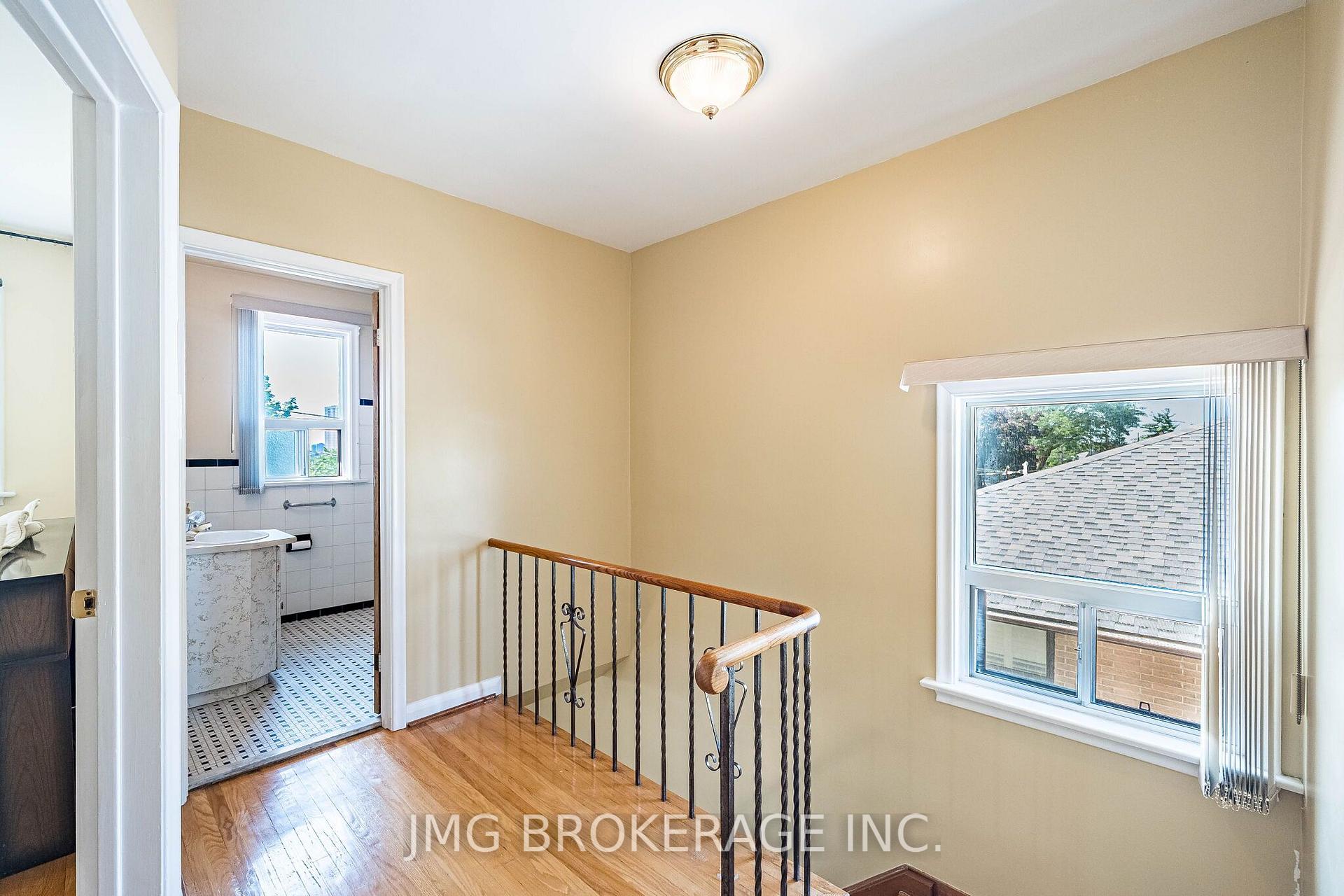Photo 17 of 53 Foxrun Avenue, North York, Downsview-Roding-CFB — HOMEH