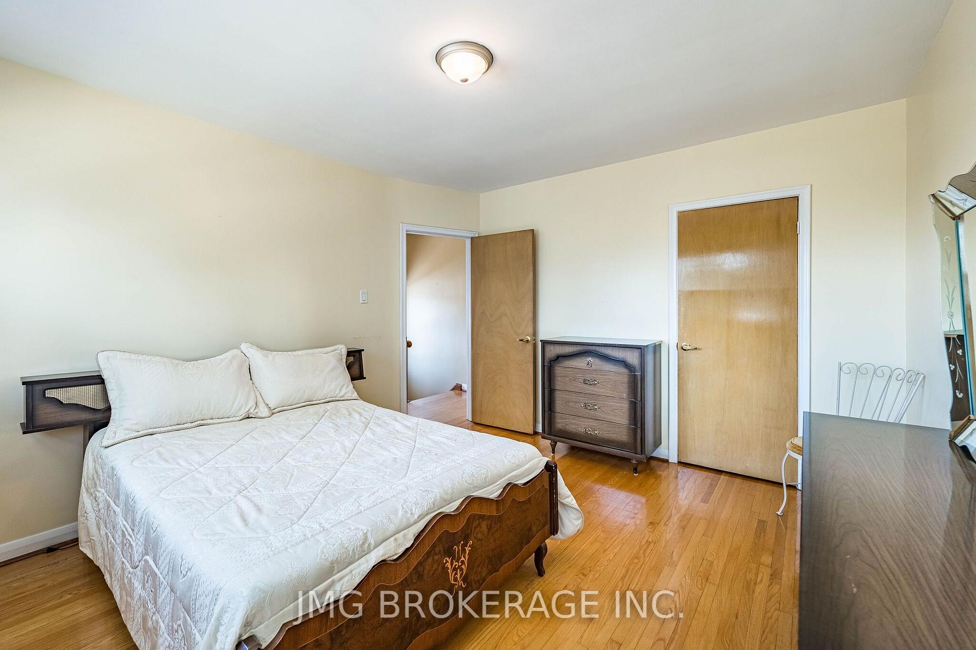 Photo 19 of 53 Foxrun Avenue, North York, Downsview-Roding-CFB — HOMEH