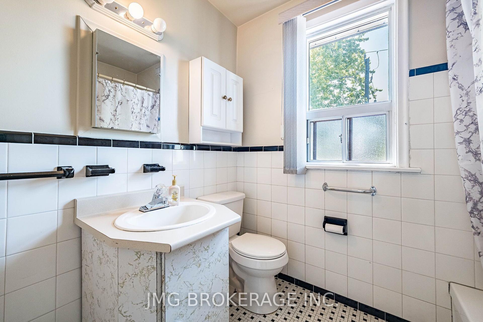 Photo 21 of 53 Foxrun Avenue, North York, Downsview-Roding-CFB — HOMEH
