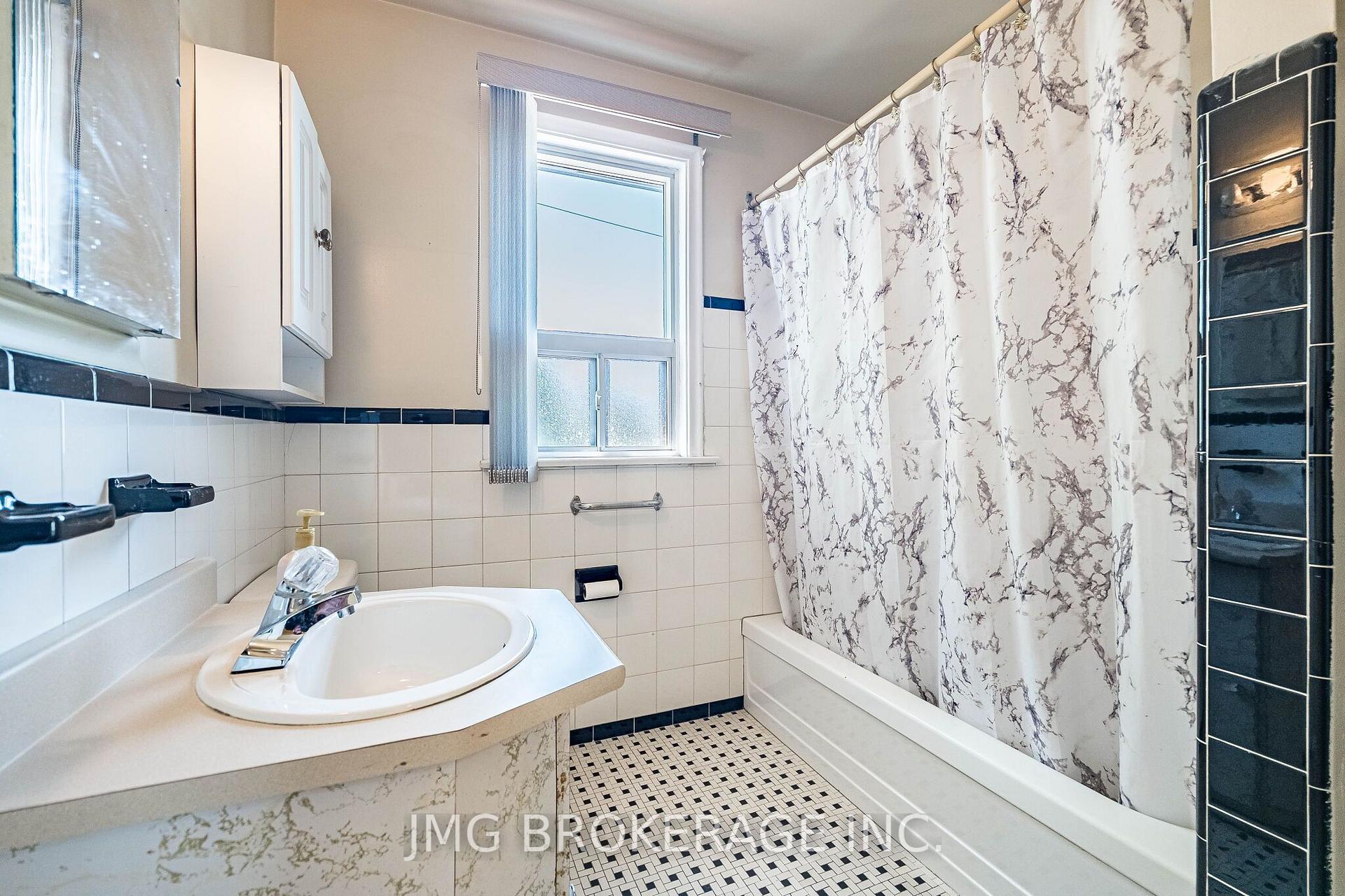 Photo 22 of 53 Foxrun Avenue, North York, Downsview-Roding-CFB — HOMEH