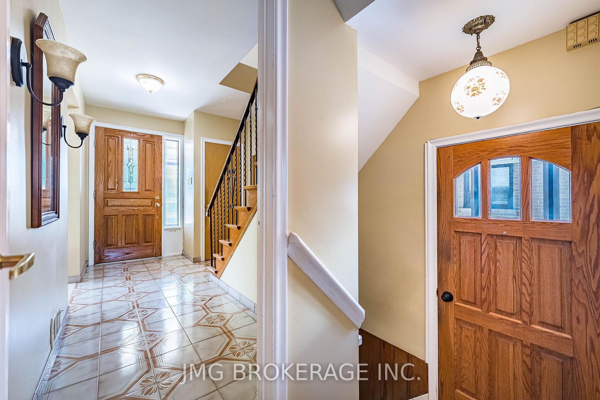 Photo 23 of 53 Foxrun Avenue, North York, Downsview-Roding-CFB — HOMEH