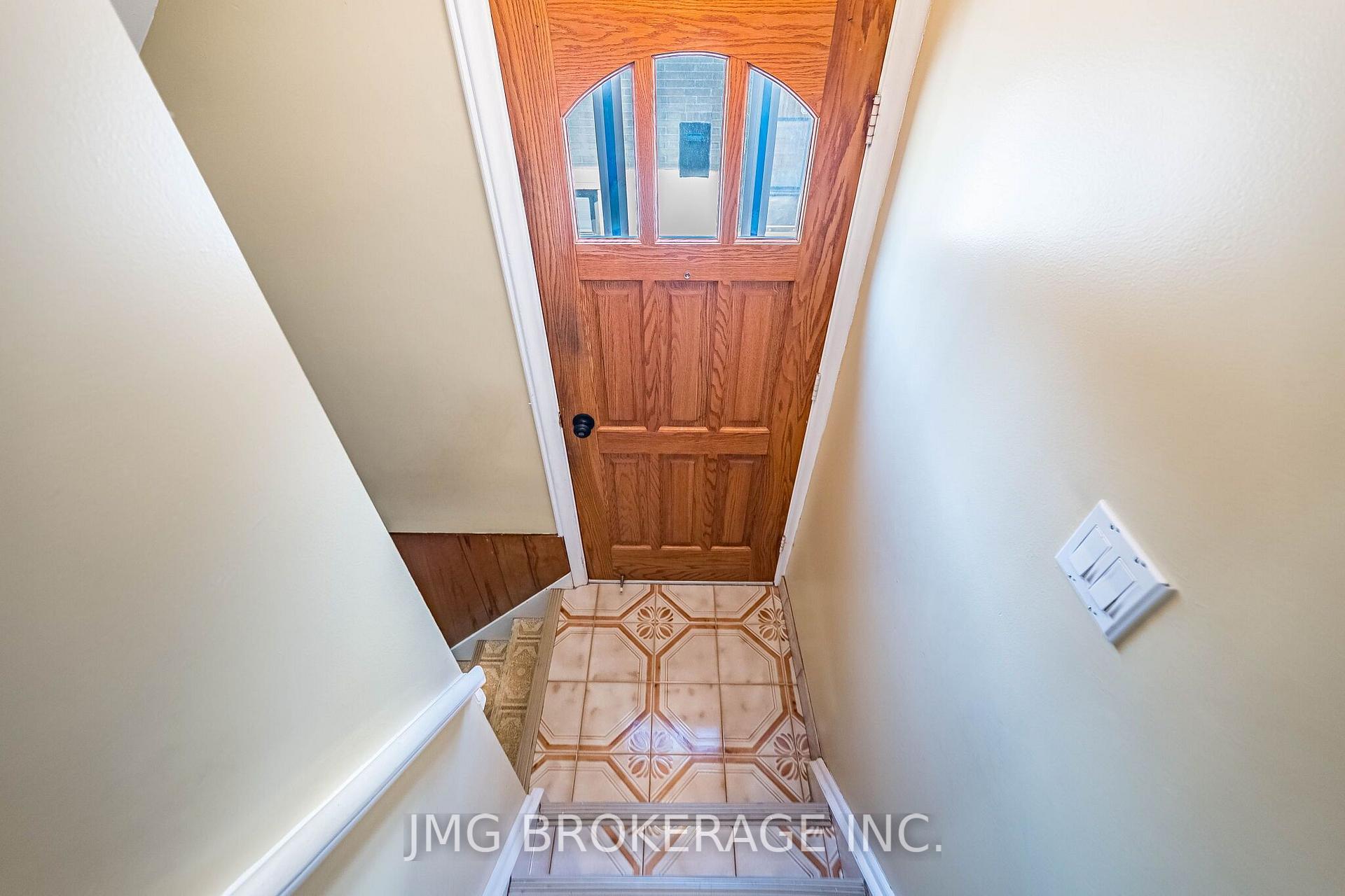 Photo 24 of 53 Foxrun Avenue, North York, Downsview-Roding-CFB — HOMEH
