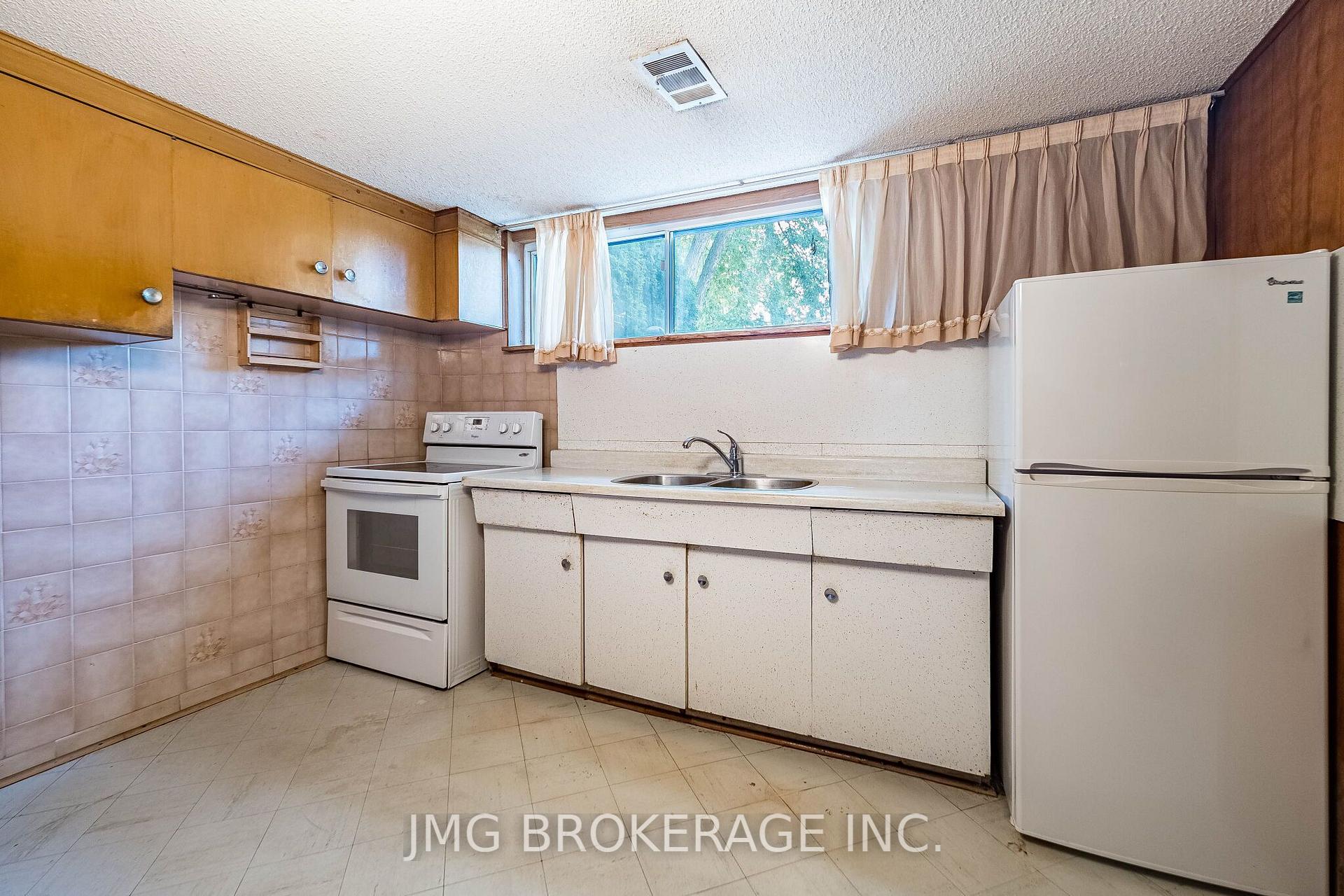 Photo 28 of 53 Foxrun Avenue, North York, Downsview-Roding-CFB — HOMEH