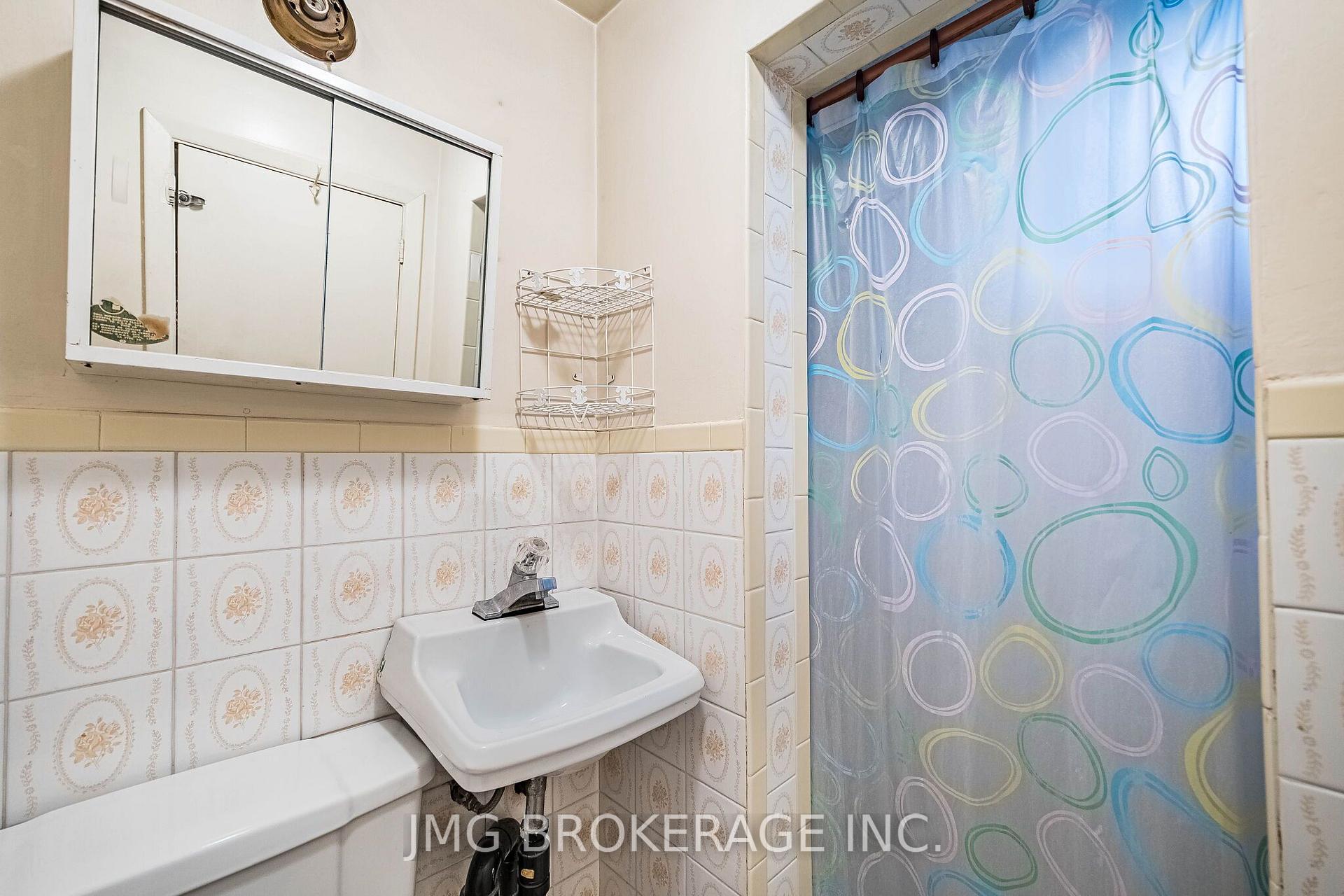 Photo 31 of 53 Foxrun Avenue, North York, Downsview-Roding-CFB — HOMEH