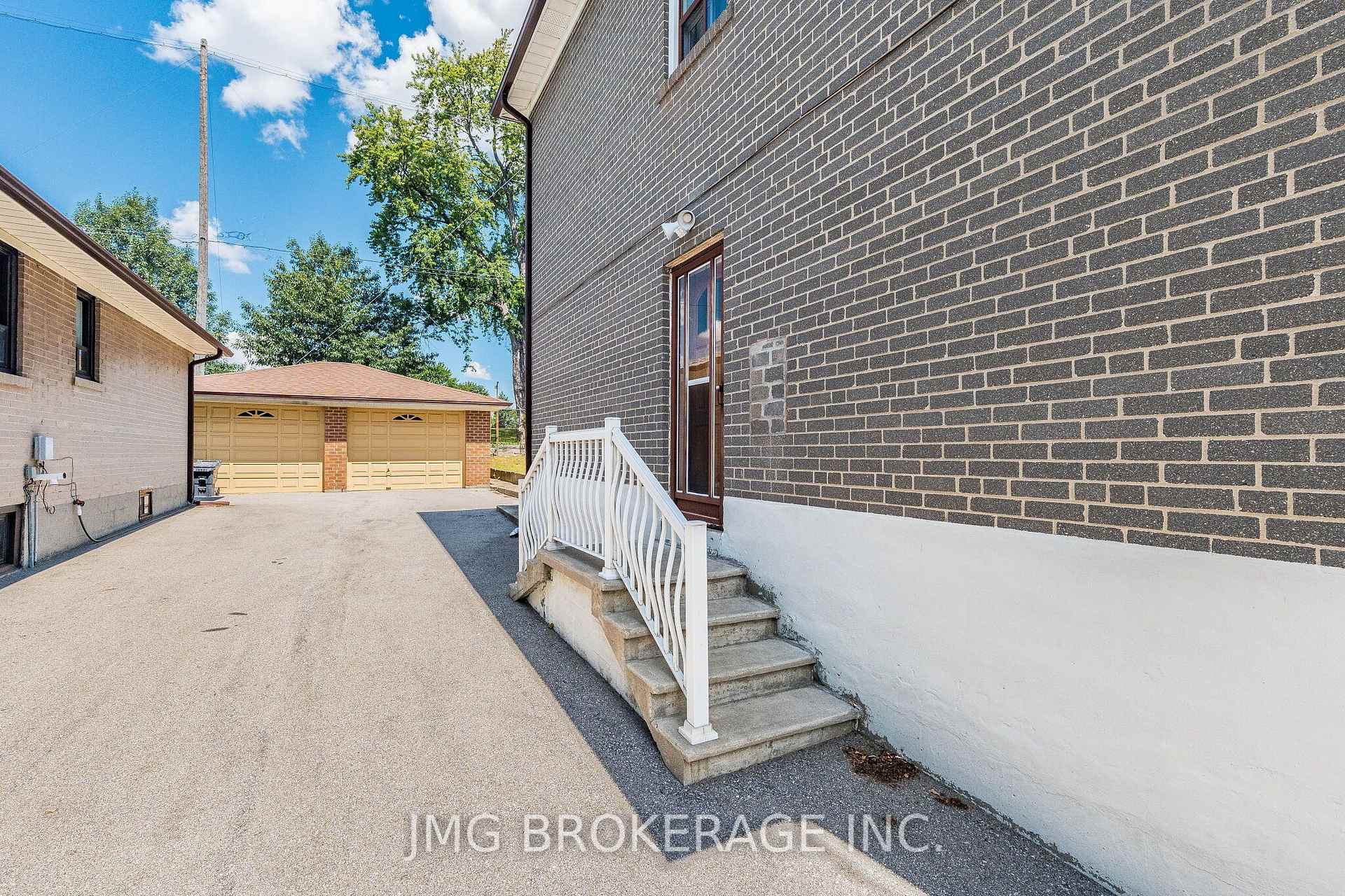Photo 32 of 53 Foxrun Avenue, North York, Downsview-Roding-CFB — HOMEH