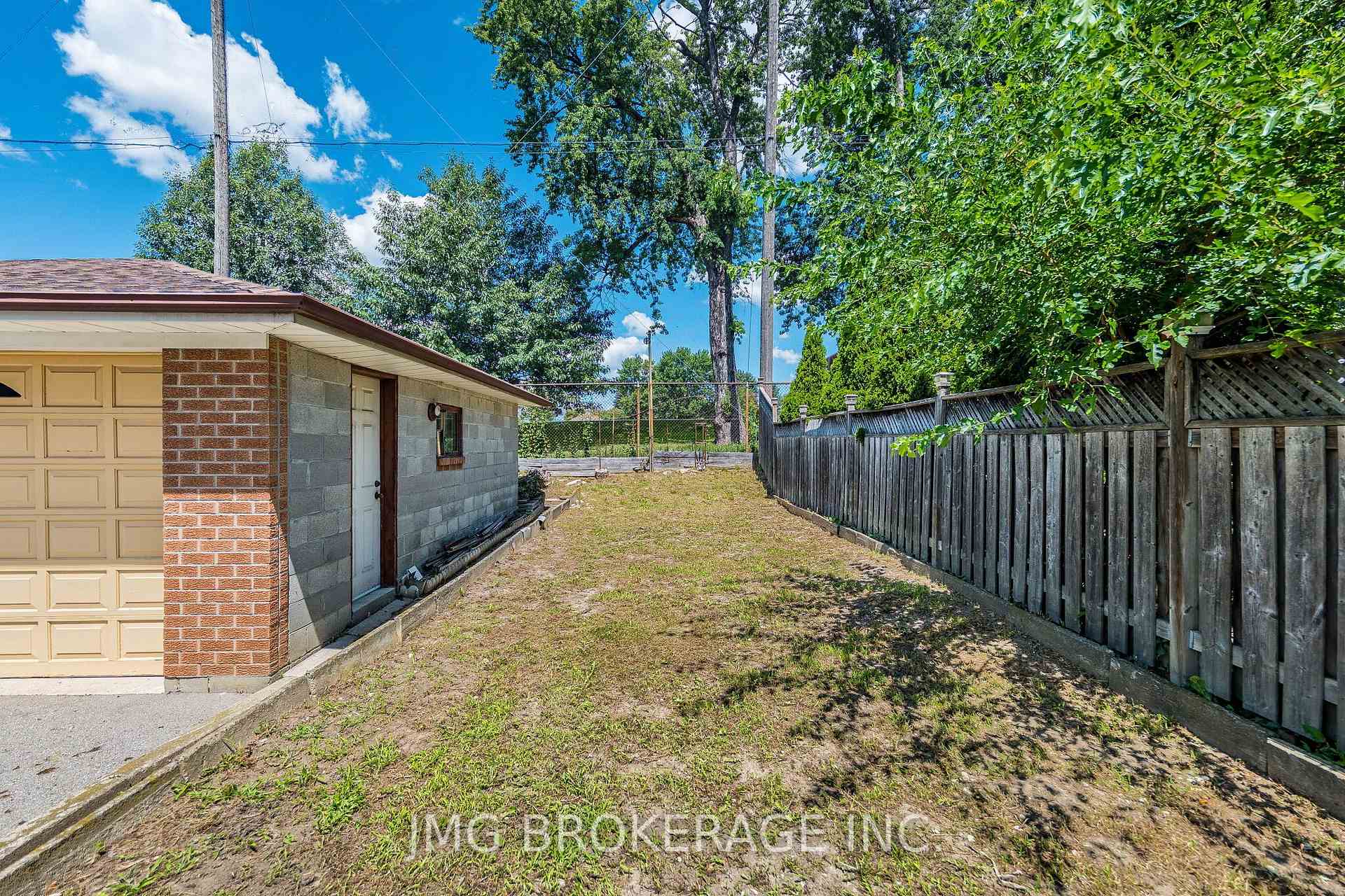 Photo 34 of 53 Foxrun Avenue, North York, Downsview-Roding-CFB — HOMEH