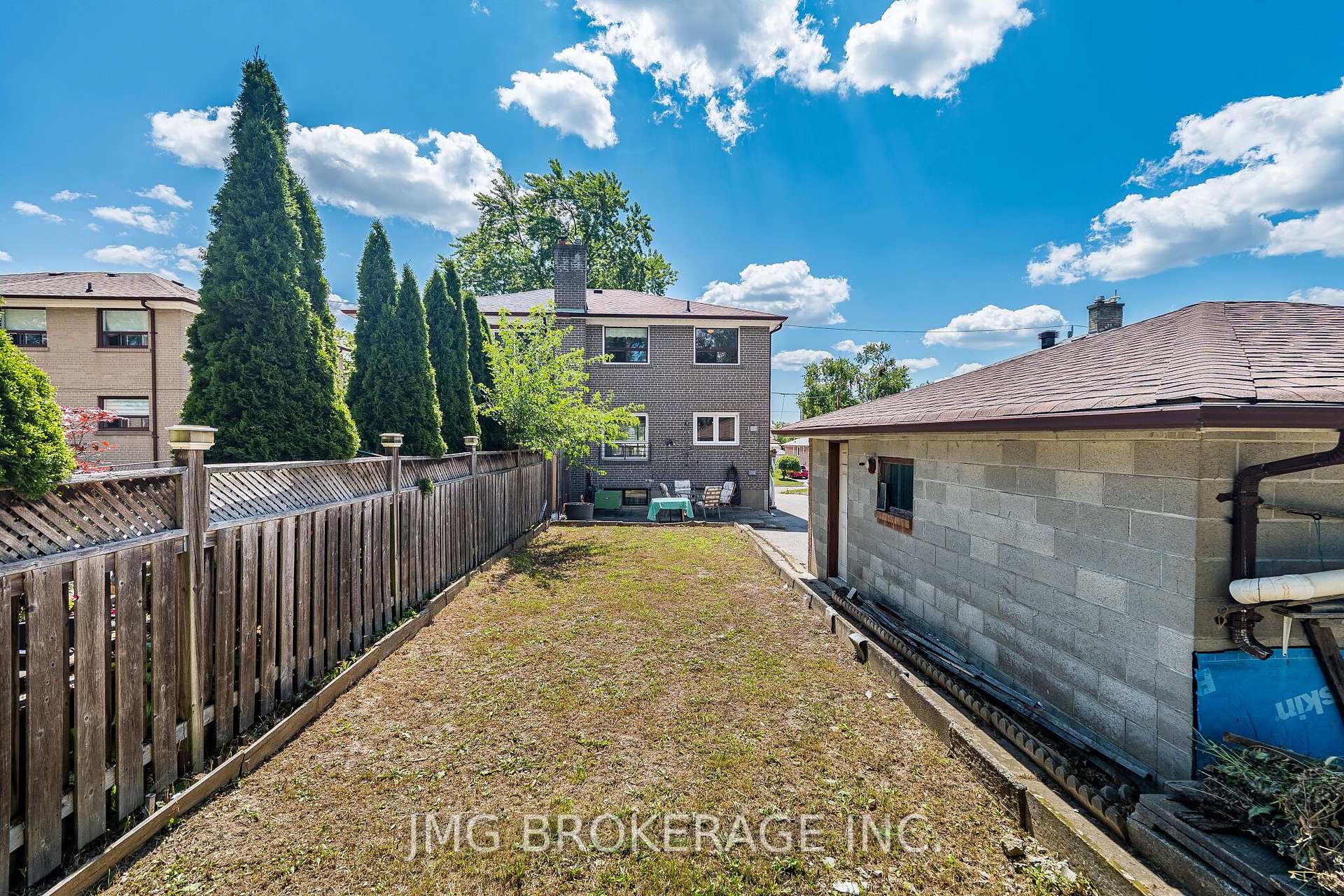 Photo 35 of 53 Foxrun Avenue, North York, Downsview-Roding-CFB — HOMEH