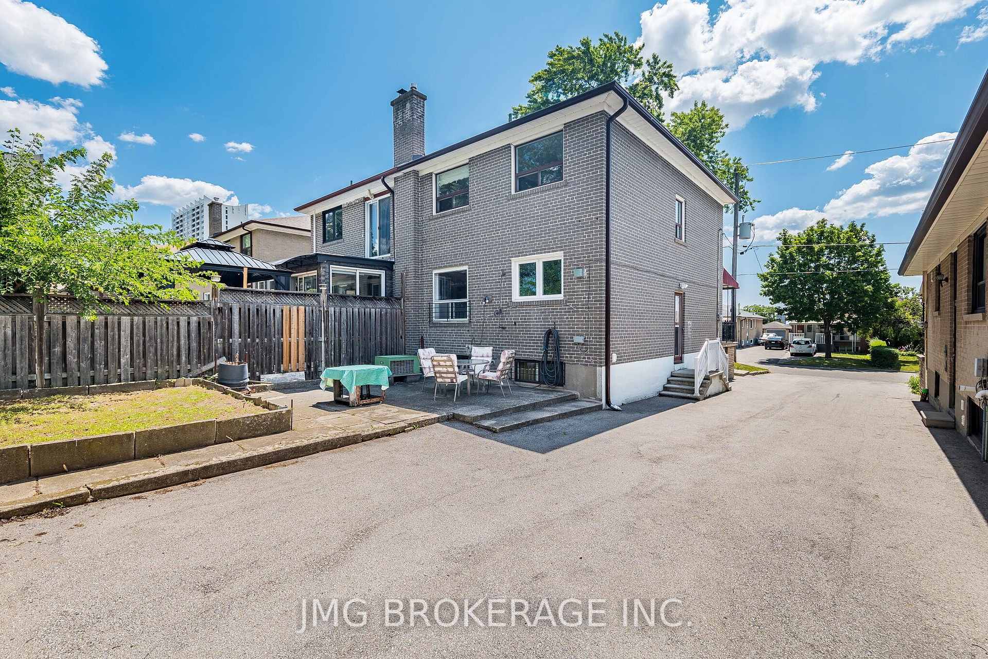 Photo 36 of 53 Foxrun Avenue, North York, Downsview-Roding-CFB — HOMEH