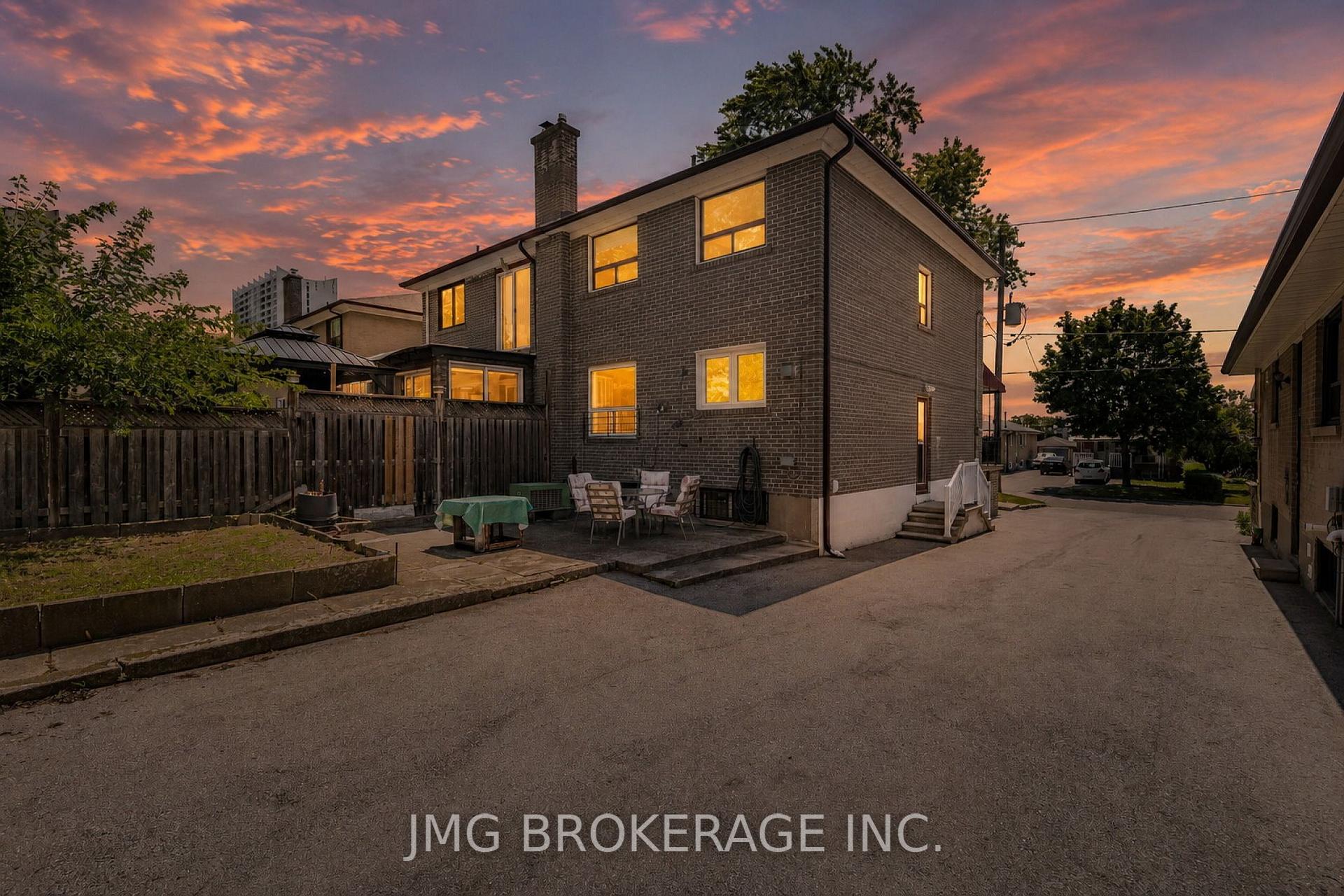 Photo 39 of 53 Foxrun Avenue, North York, Downsview-Roding-CFB — HOMEH