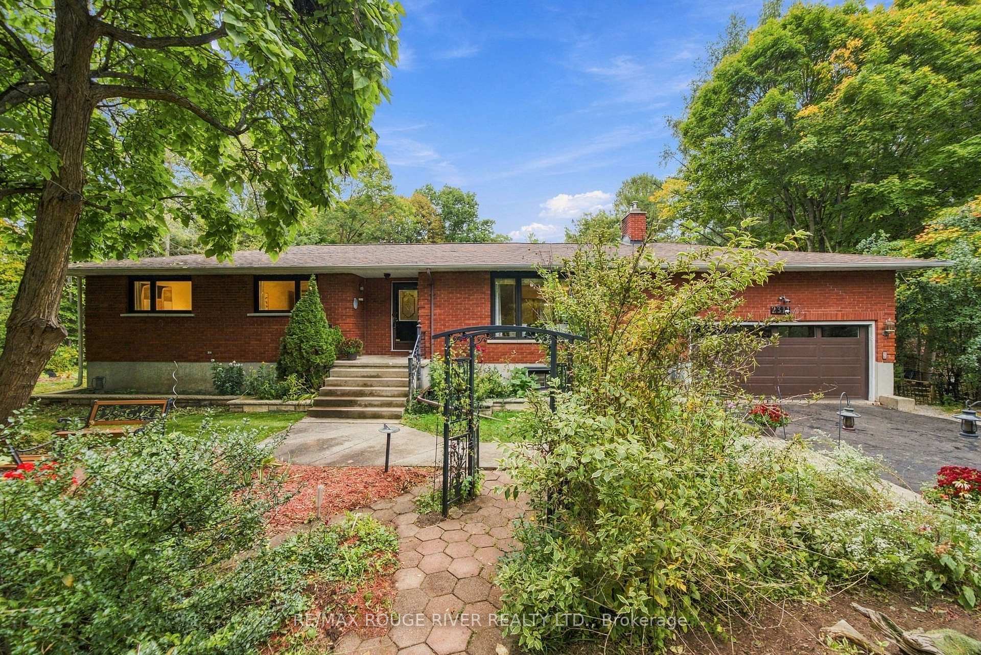 Photo of 2311 Division Street N