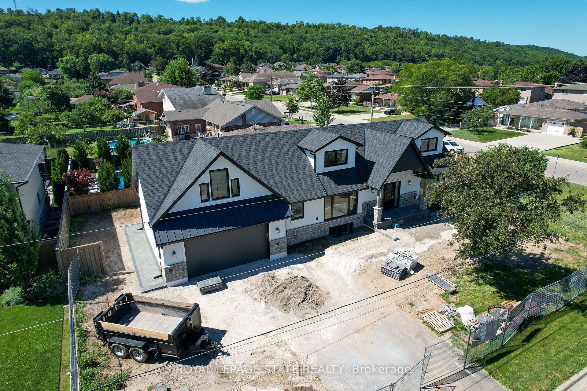 Photo 3 of 24 Royce Avenue, Hamilton, Stoney Creek — HOMEH