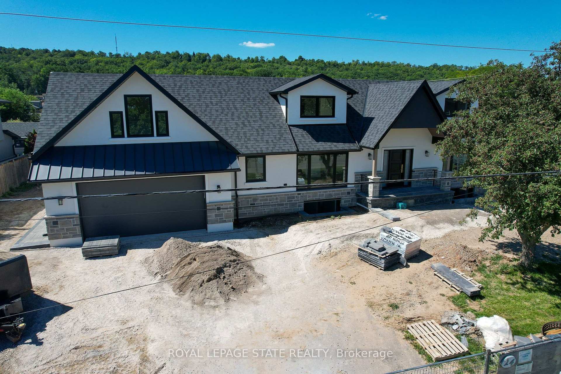 Photo 4 of 24 Royce Avenue, Hamilton, Stoney Creek — HOMEH