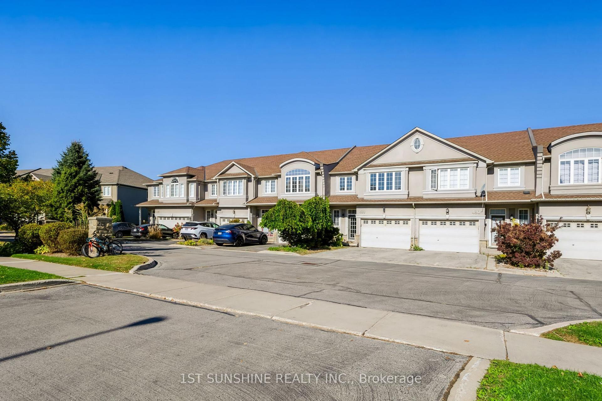 Photo 2 of 488 Stonehenge Drive, Hamilton, Meadowlands — HOMEH