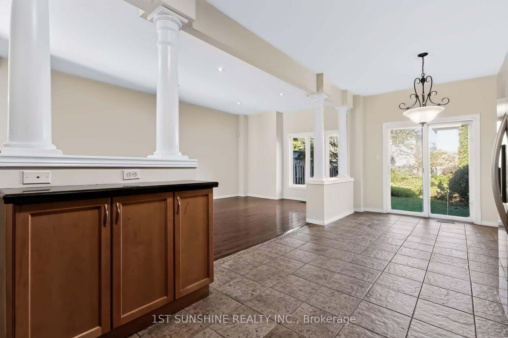 Photo 13 of 488 Stonehenge Drive, Hamilton, Meadowlands — HOMEH