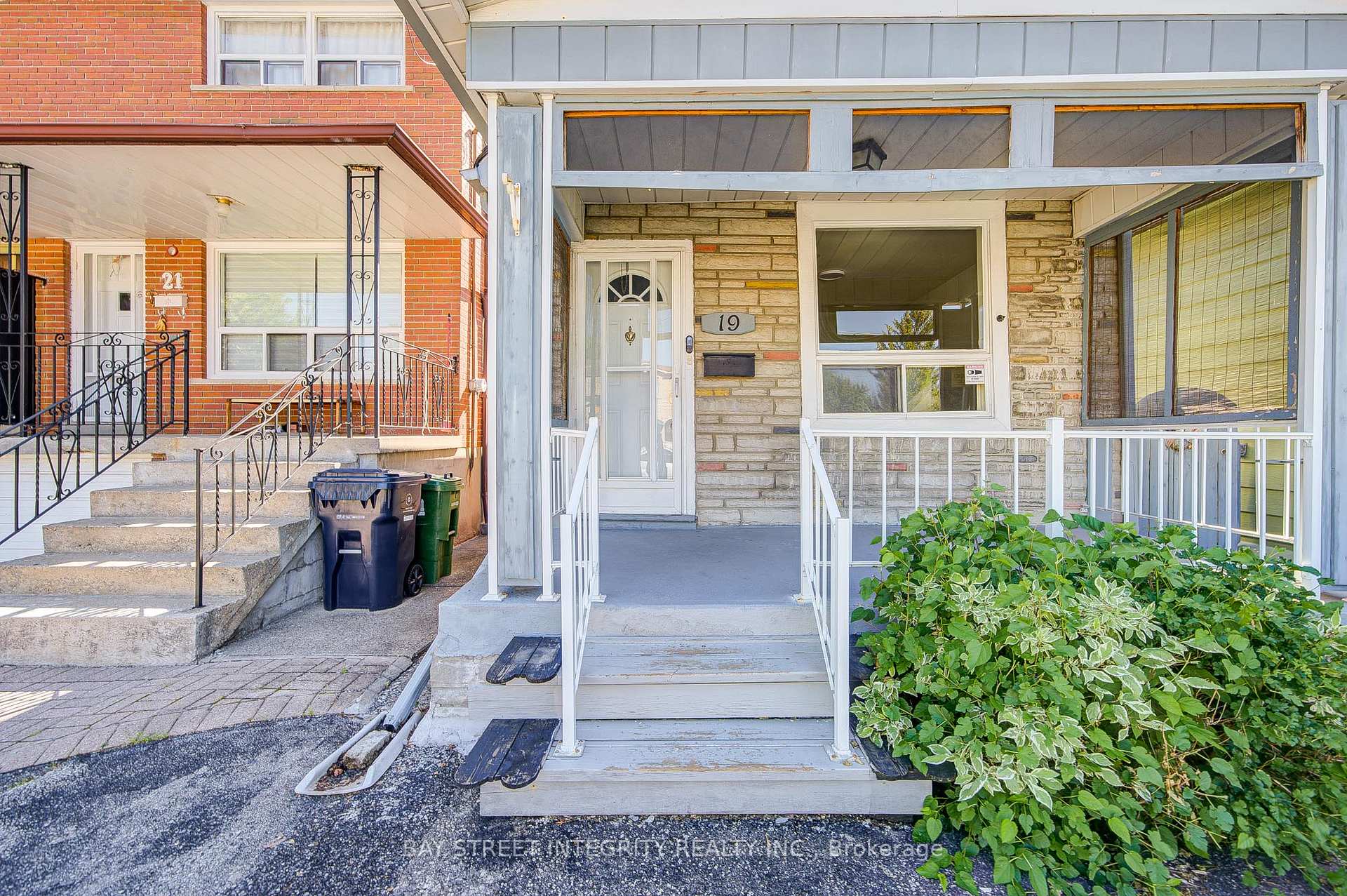 Photo 3 of 19 Robinson Avenue, Scarborough, Oakridge — HOMEH