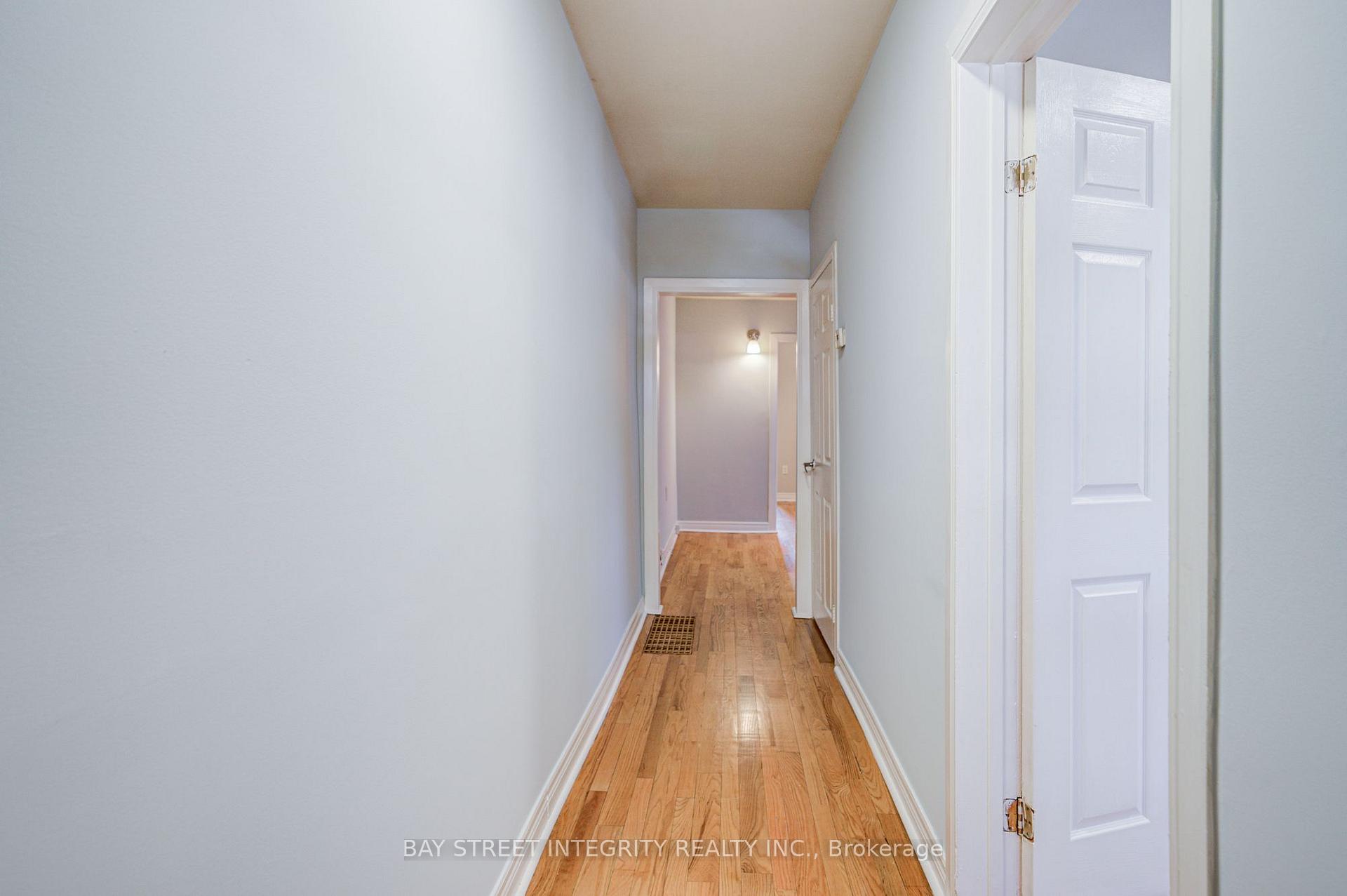 Photo 5 of 19 Robinson Avenue, Scarborough, Oakridge — HOMEH