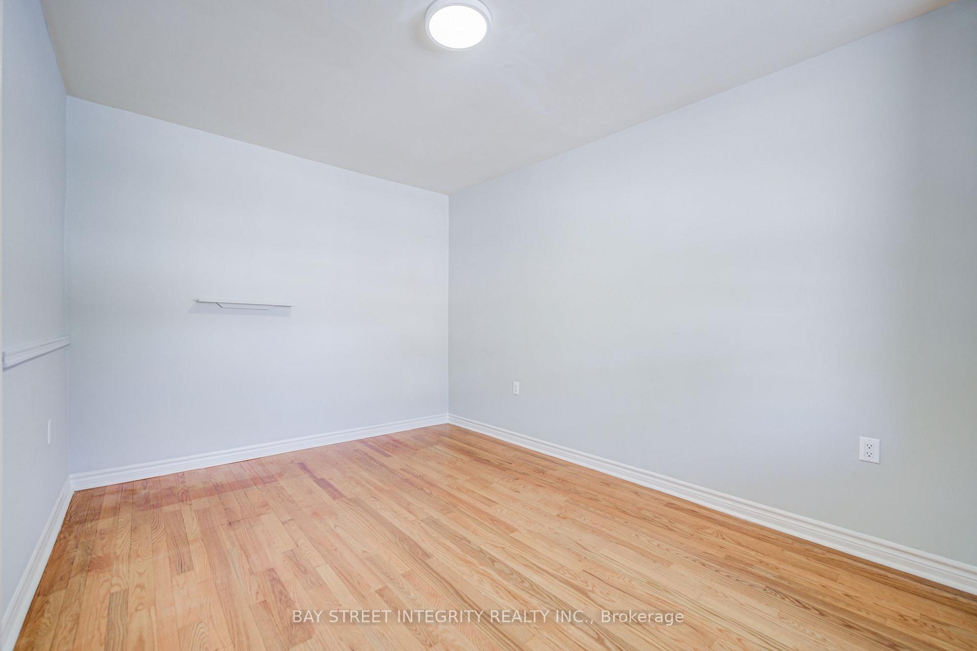 Photo 6 of 19 Robinson Avenue, Scarborough, Oakridge — HOMEH