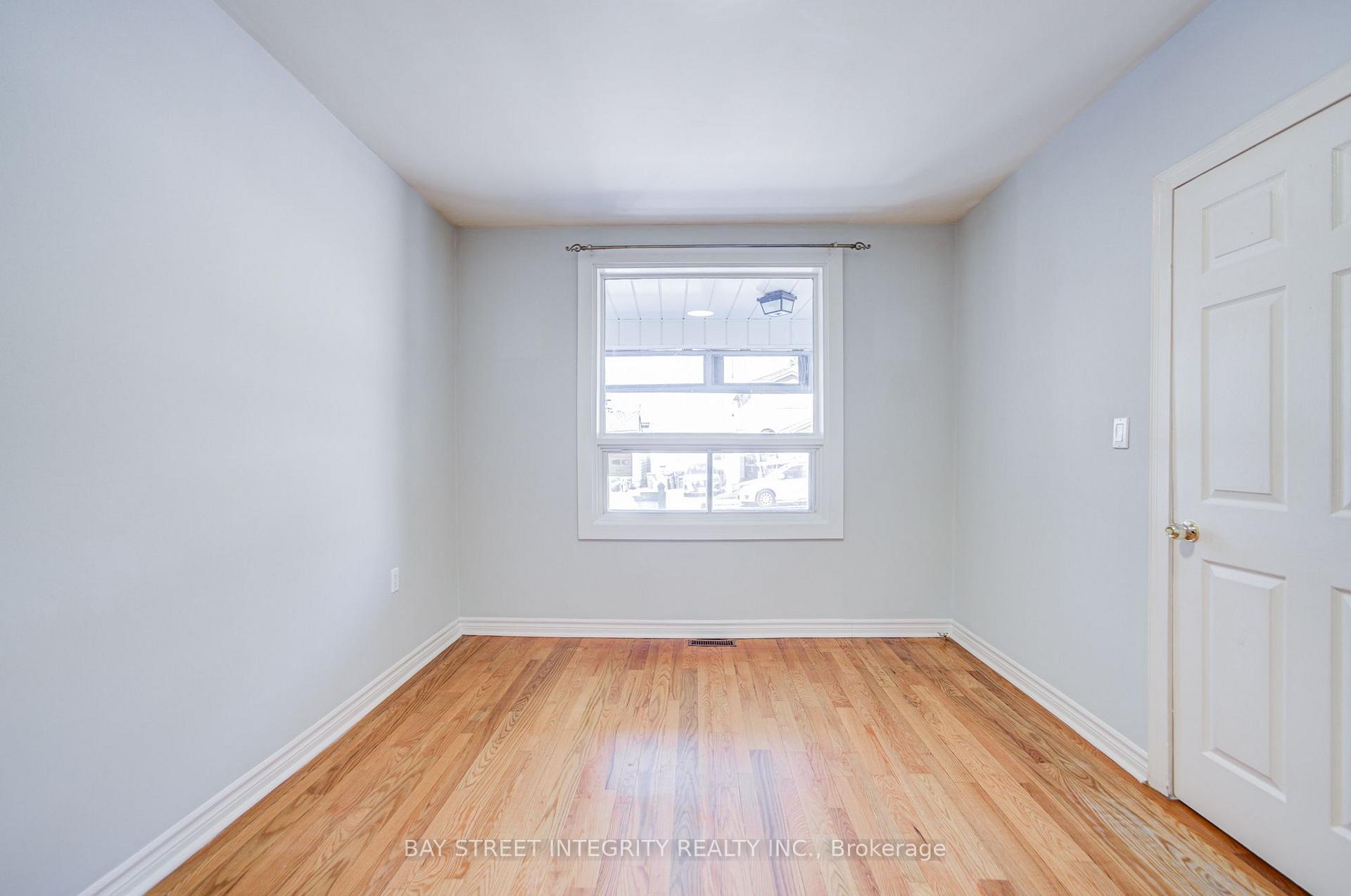 Photo 8 of 19 Robinson Avenue, Scarborough, Oakridge — HOMEH