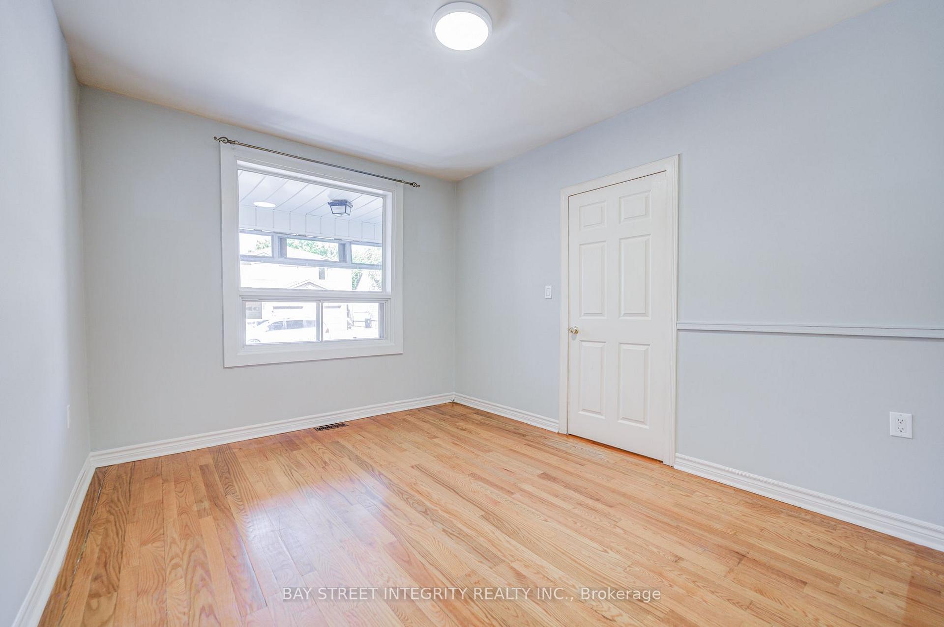 Photo 10 of 19 Robinson Avenue, Scarborough, Oakridge — HOMEH