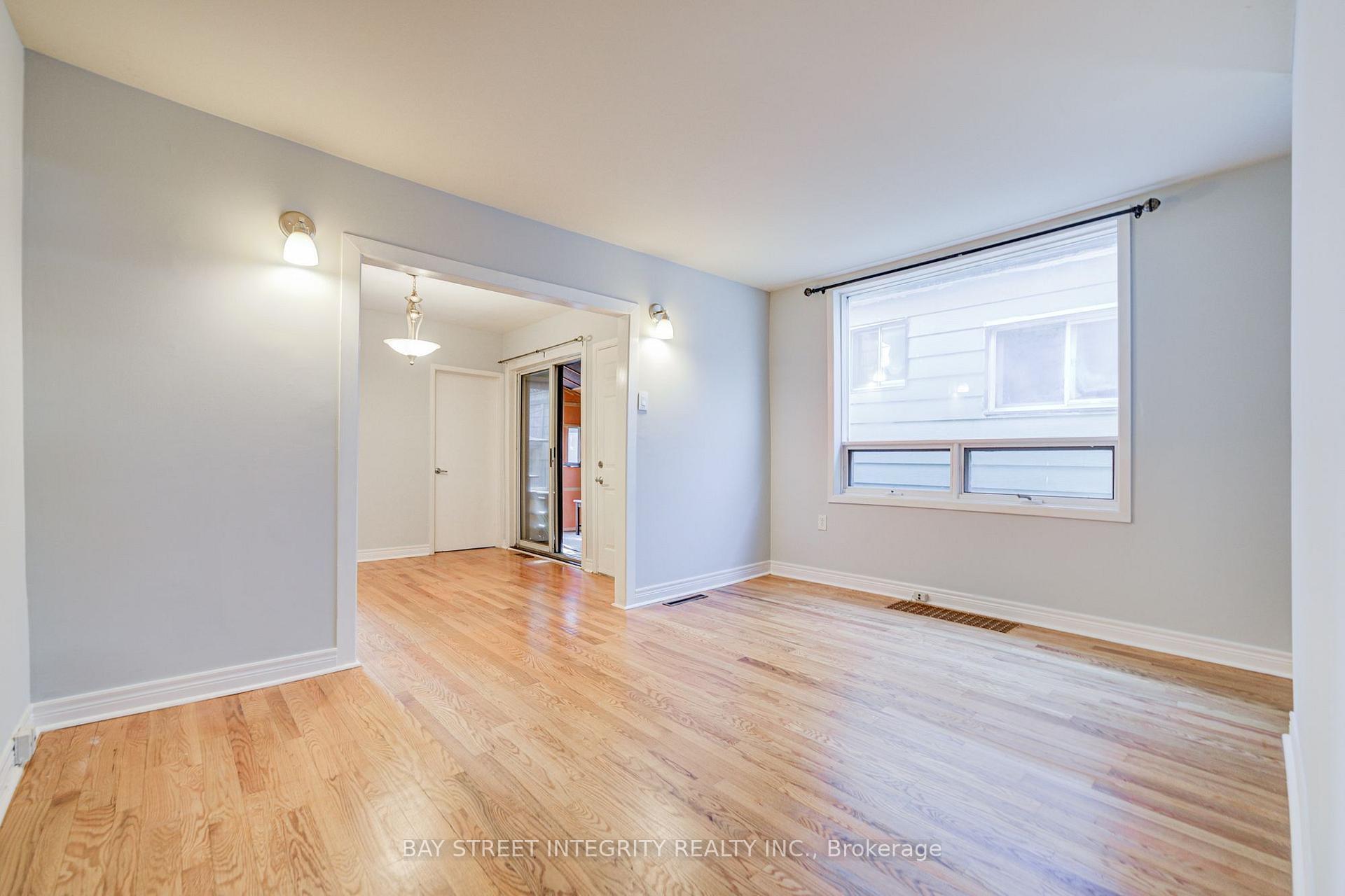 Photo 11 of 19 Robinson Avenue, Scarborough, Oakridge — HOMEH