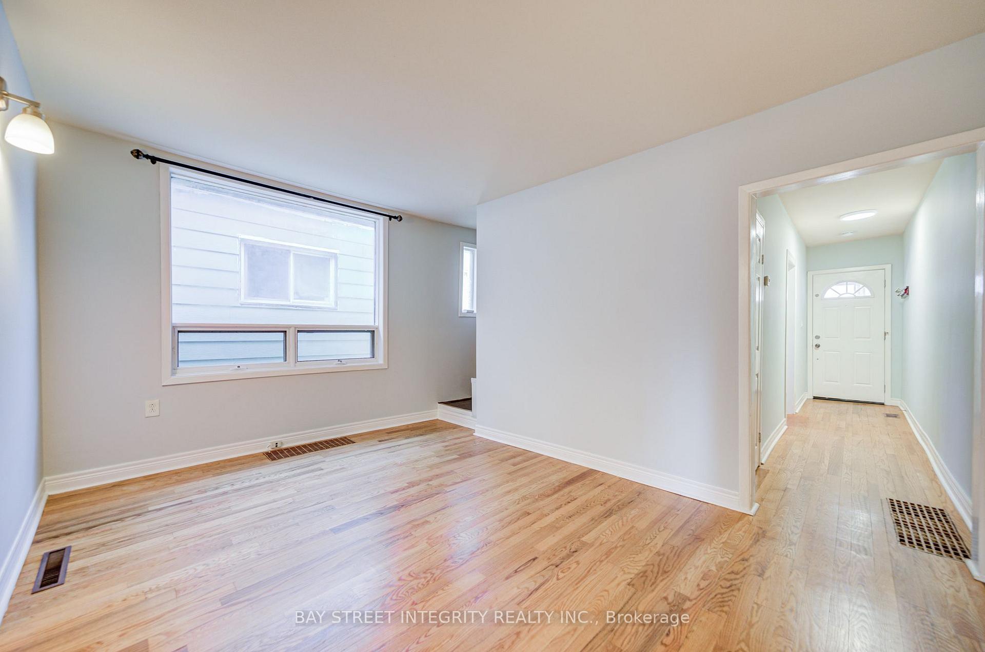 Photo 14 of 19 Robinson Avenue, Scarborough, Oakridge — HOMEH