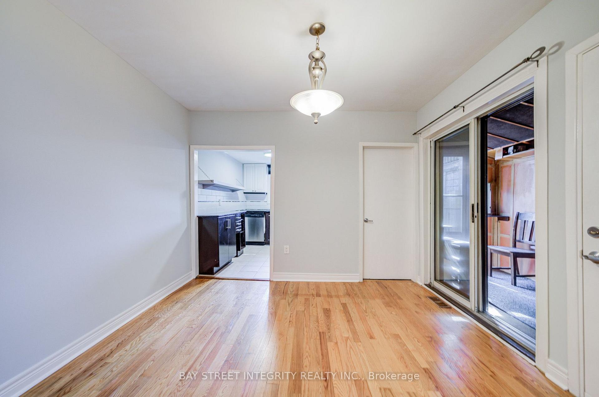 Photo 17 of 19 Robinson Avenue, Scarborough, Oakridge — HOMEH