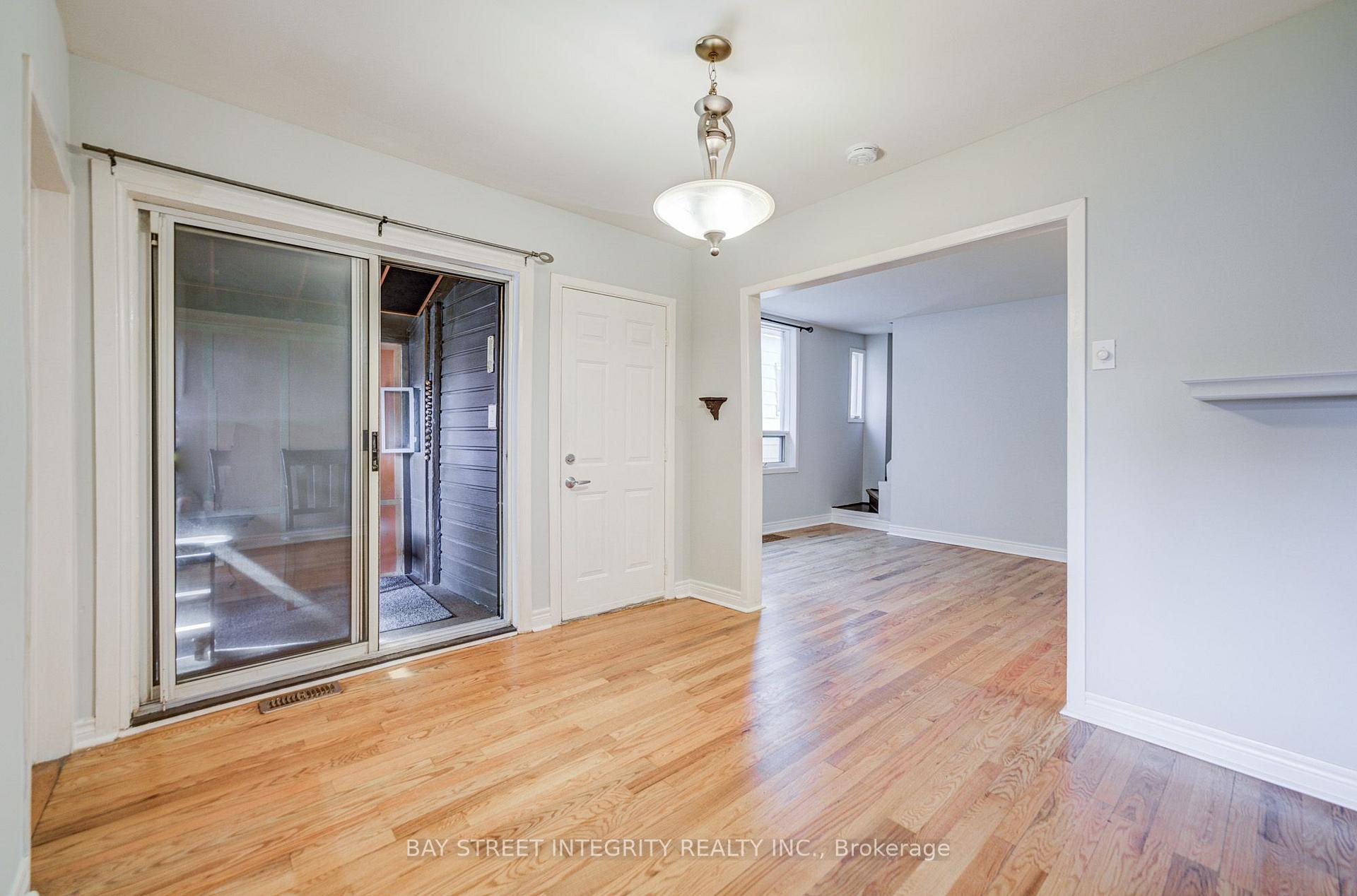 Photo 20 of 19 Robinson Avenue, Scarborough, Oakridge — HOMEH