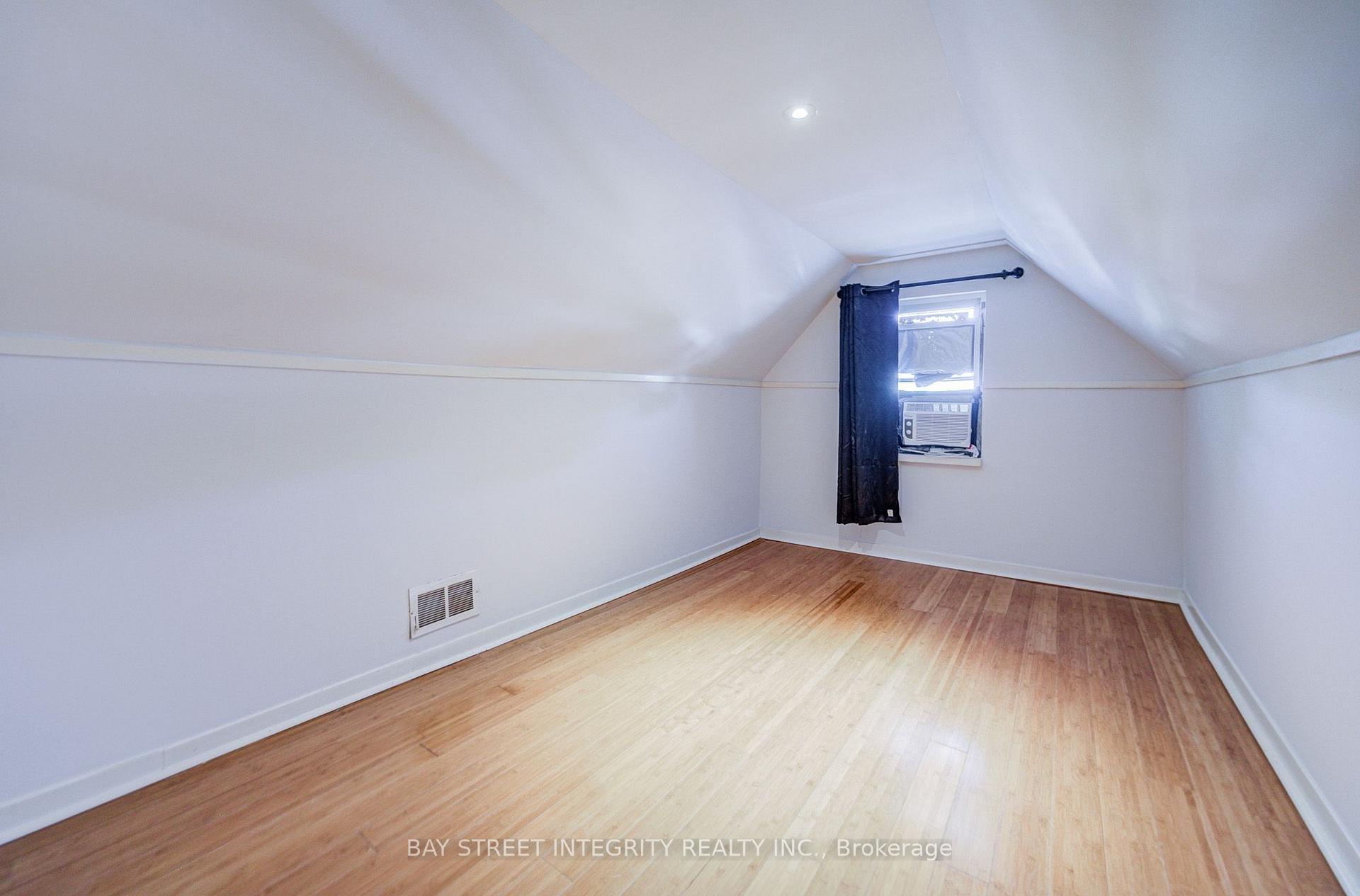 Photo 31 of 19 Robinson Avenue, Scarborough, Oakridge — HOMEH