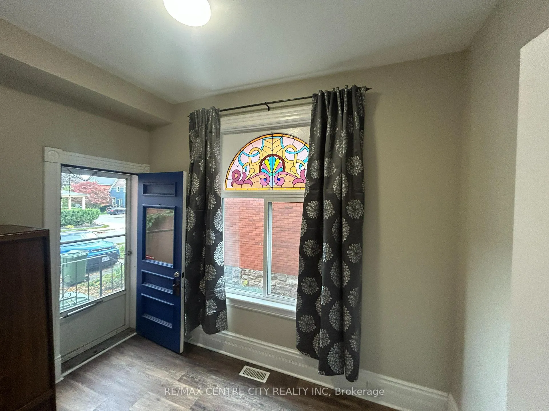 Photo 2 of 40 Queen Street, St. Thomas — HOMEH