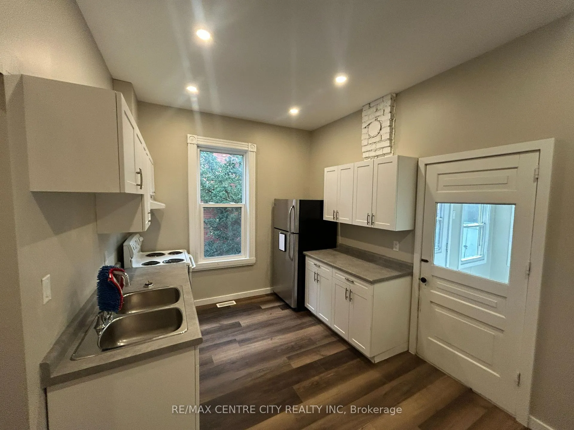 Photo 6 of 40 Queen Street, St. Thomas — HOMEH