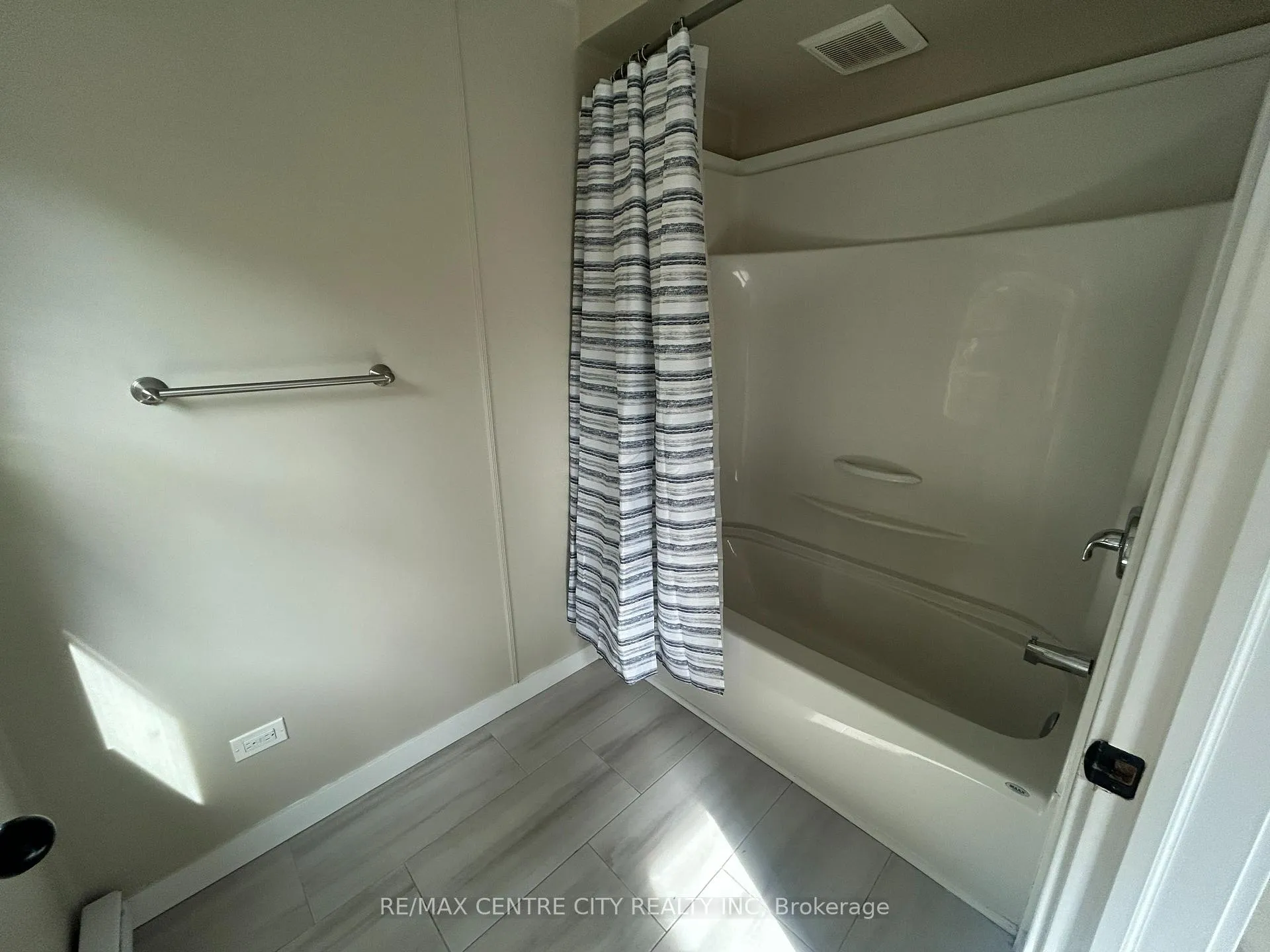 Photo 10 of 40 Queen Street, St. Thomas — HOMEH